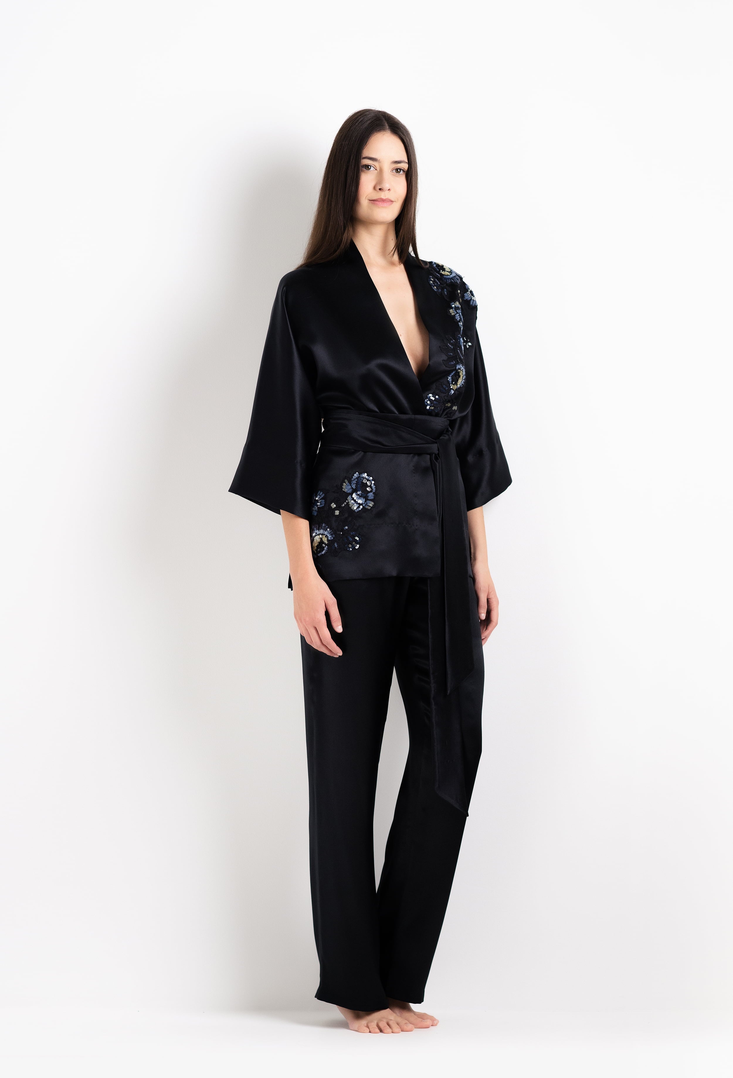 Discover the unique craftmanship of the belgian designer Carine Gilson in her atelier for the 2026 Cruise collection with this Short Kimono Raglan Style in black Silk with Sparkling black lace