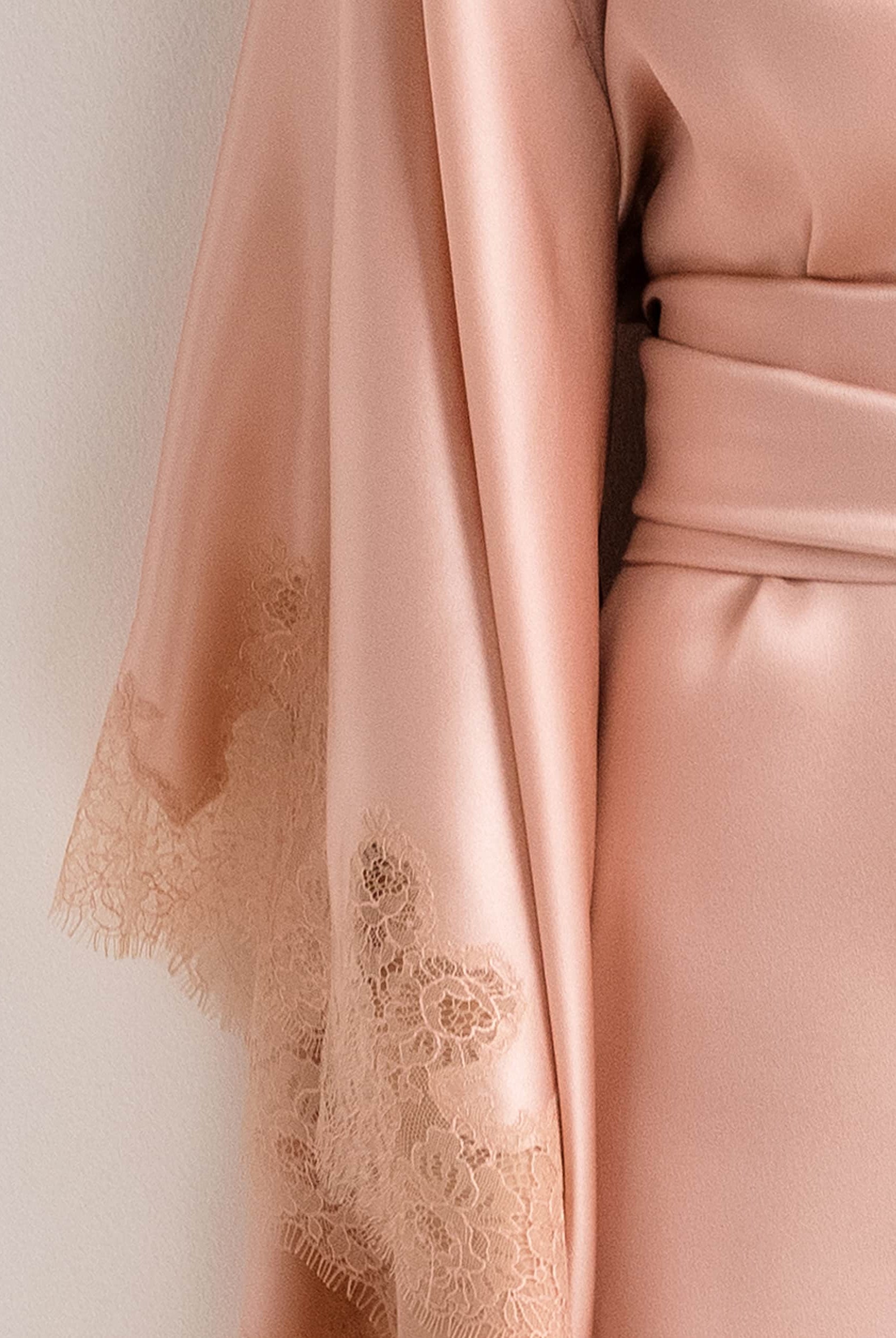 Explore the lingerie collection Summer 2022 from the house Carine Gilson with this Short Kimono Butterfly Sleeves in light rose Silk with nude lace