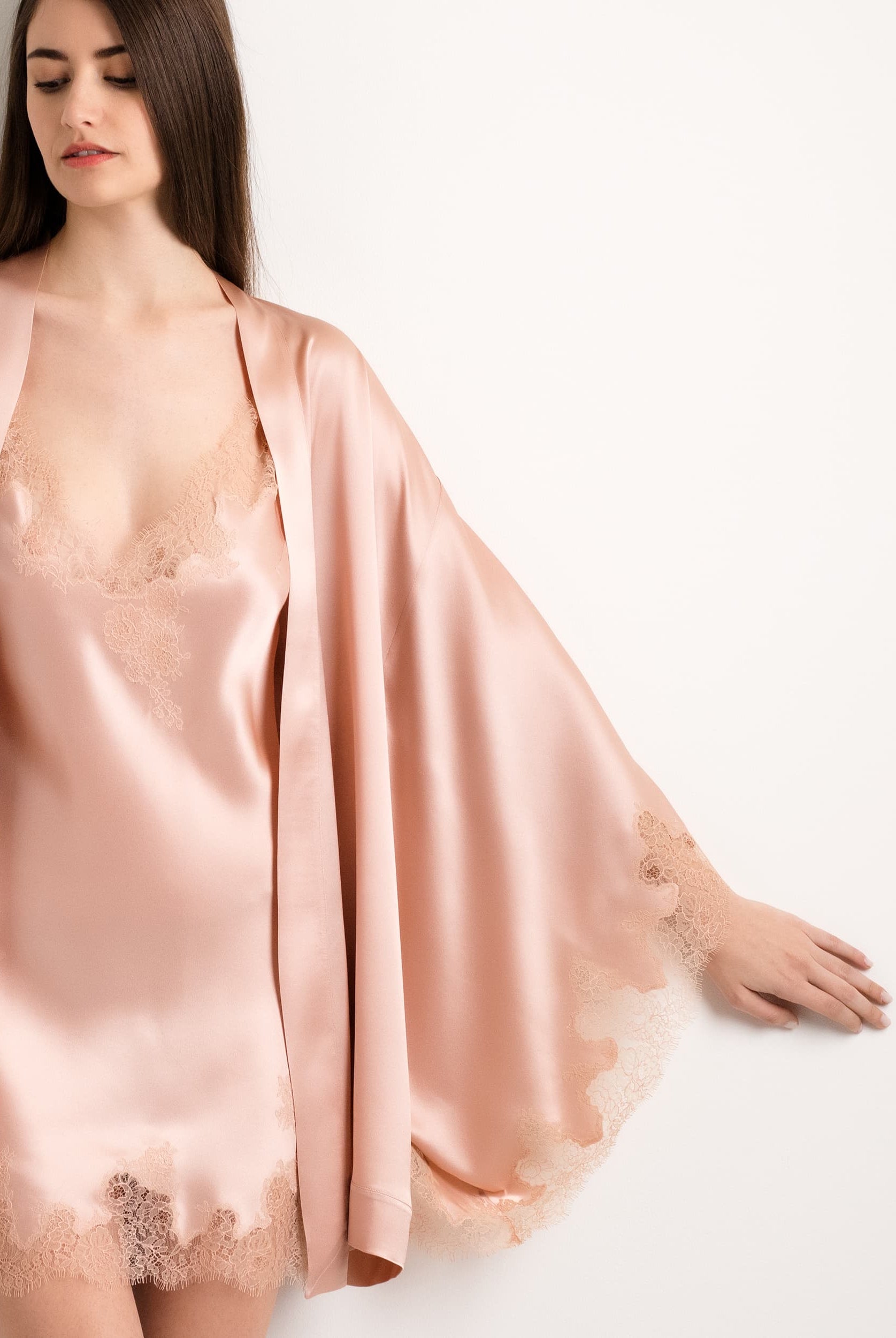 Explore the lingerie collection Summer 2022 from the house Carine Gilson with this Short Kimono Butterfly Sleeves in light rose Silk with nude lace