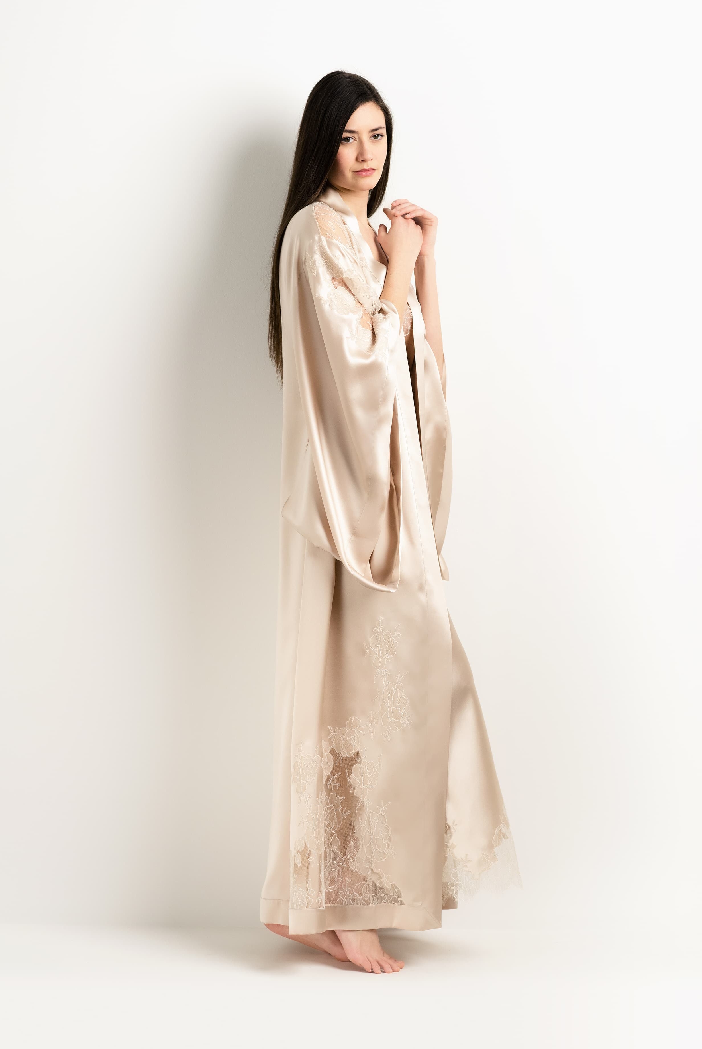 Discover the unique craftmanship of the belgian designer Carine Gilson in her atelier for the 2025 Winter collection with this Long Kimono Butterfly Sleeves in sand beige Silk with ivory lace