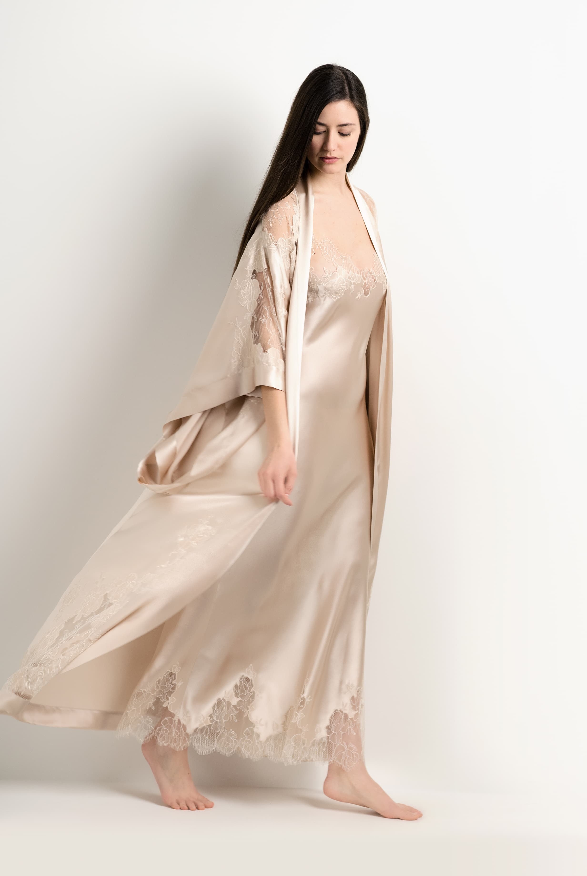Discover the unique craftmanship of the belgian designer Carine Gilson in her atelier for the 2025 Winter collection with this Long Kimono Butterfly Sleeves in sand beige Silk with ivory lace