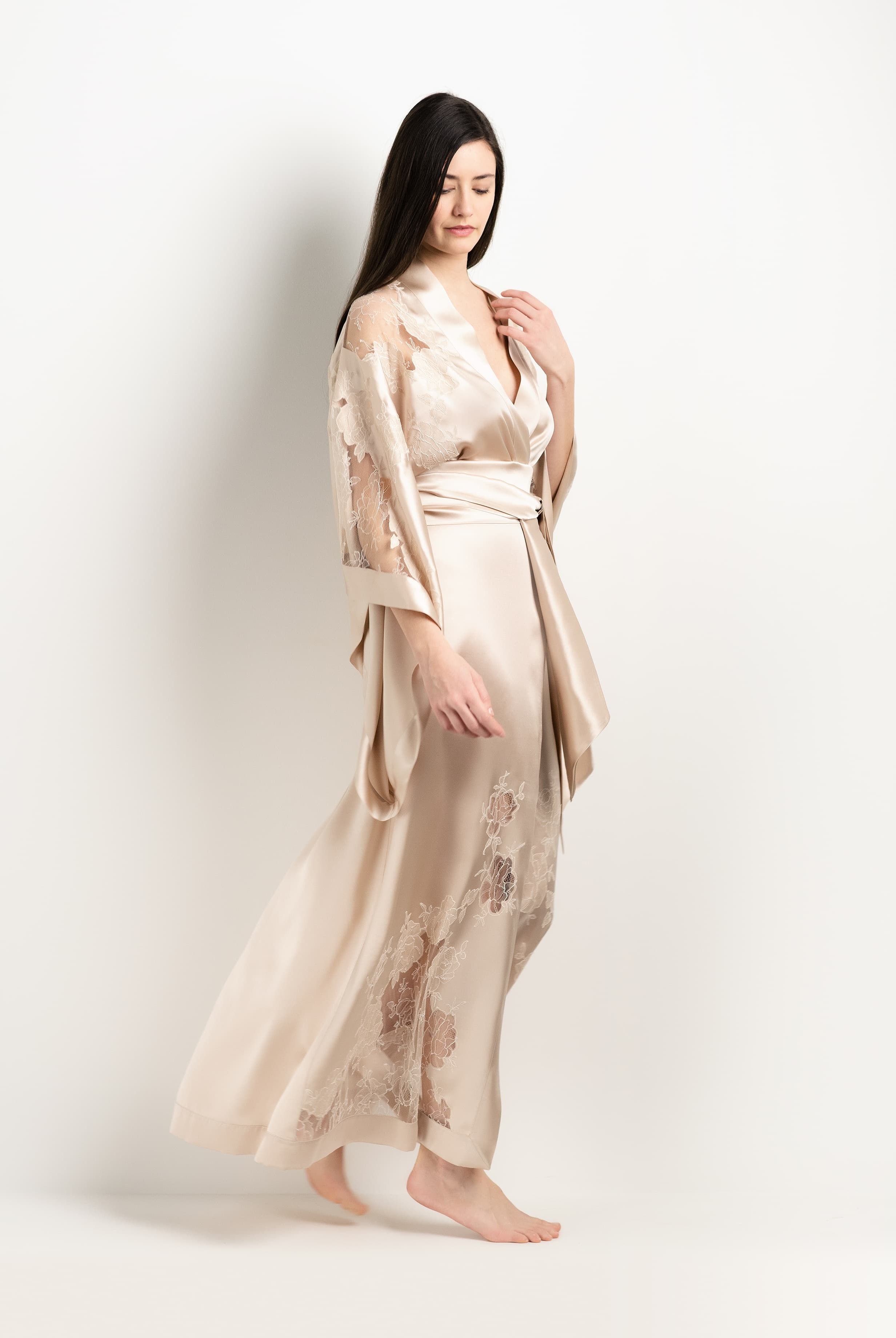 Discover the unique craftmanship of the belgian designer Carine Gilson in her atelier for the 2025 Winter collection with this Long Kimono Butterfly Sleeves in sand beige Silk with ivory lace