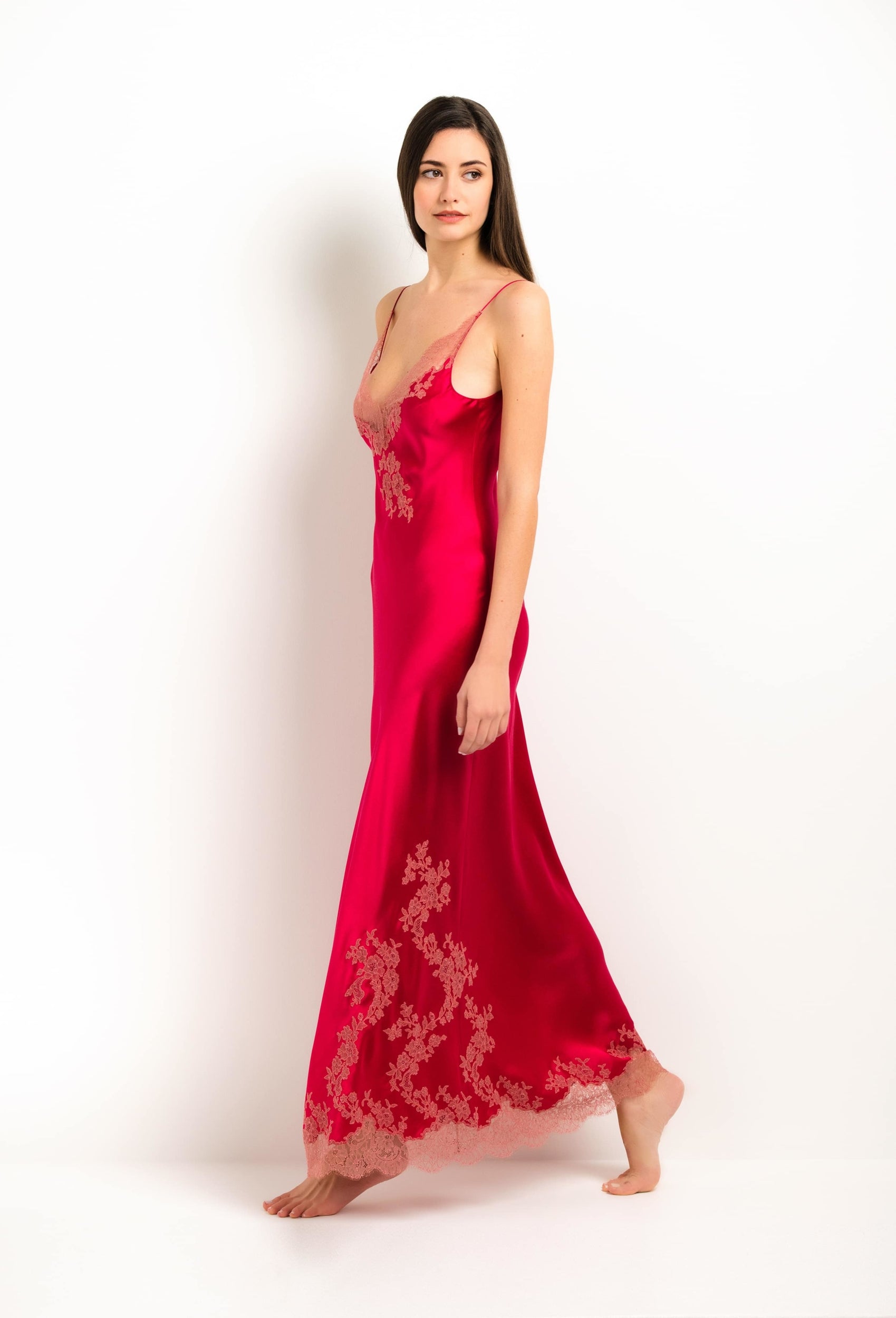 Enter Carine Gilson's world with the 2023 summer collection and this Long Gown V Neckline in bright red Silk with dusty pink lace