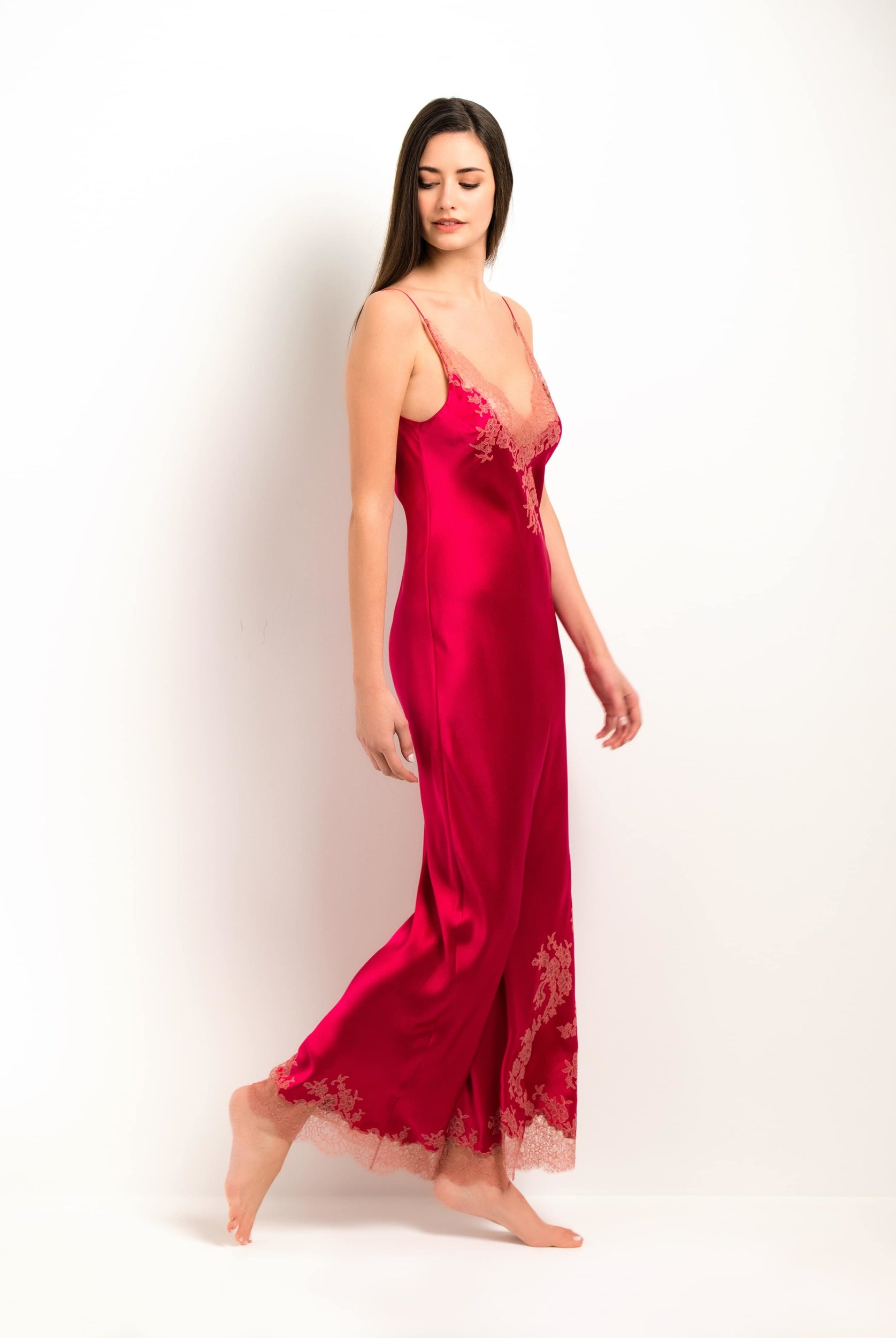 Enter Carine Gilson's world with the 2023 summer collection and this Long Gown V Neckline in bright red Silk with dusty pink lace