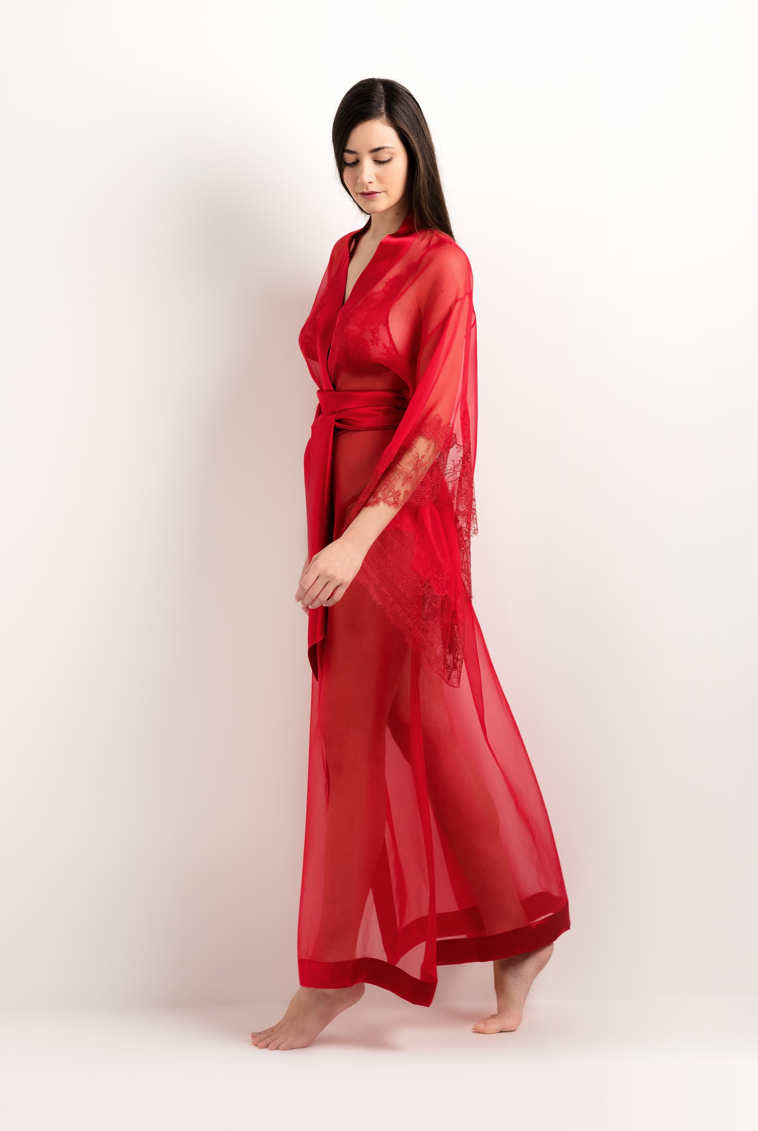 Enter Carine Gilson's world and the most beautiful silk lingerie with the 2025 summer collection with this Long Kimono Butterfly Sleeves in Flam red Silk with red lace