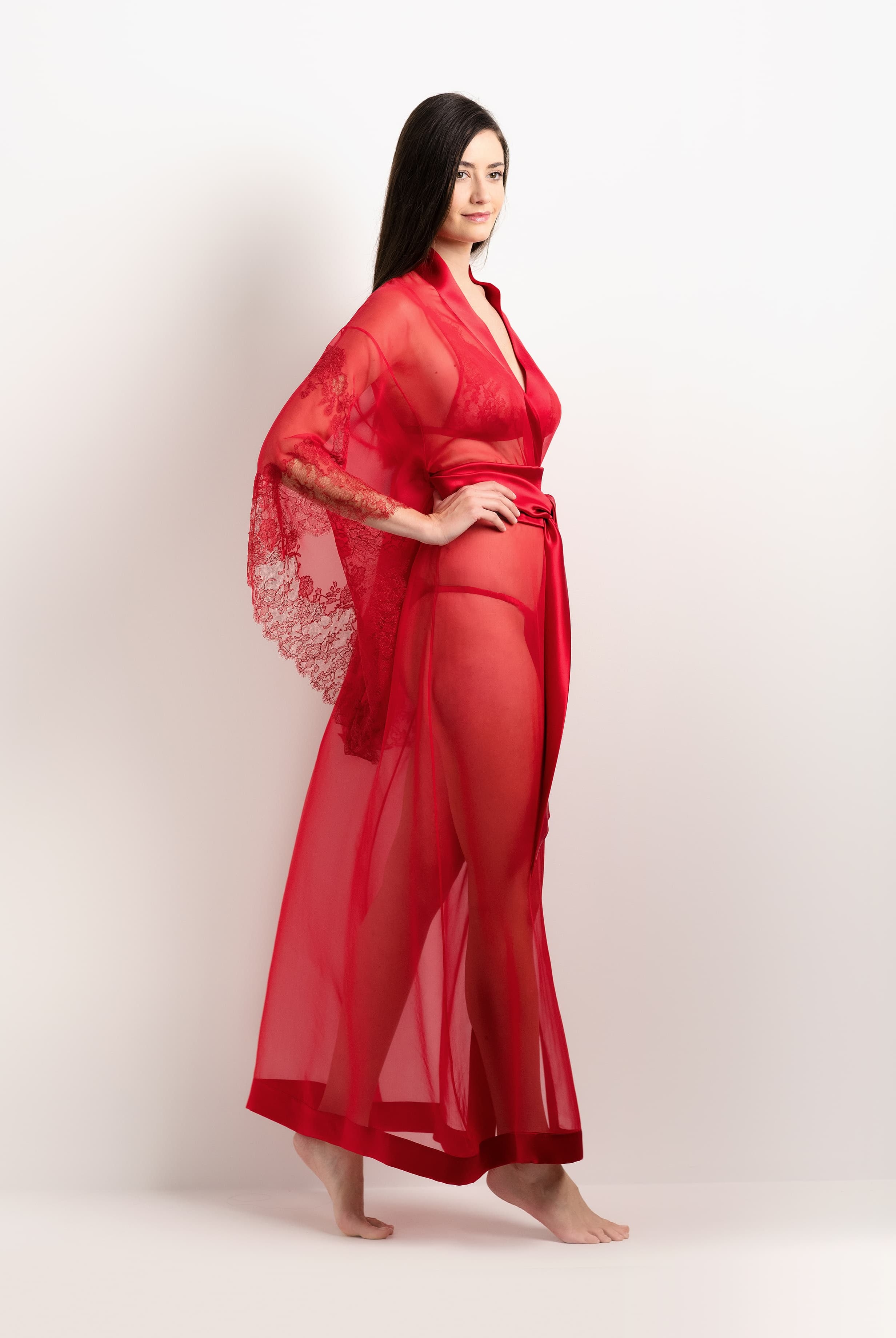 Enter Carine Gilson's world and the most beautiful silk lingerie with the 2025 summer collection with this Long Kimono Butterfly Sleeves in Flam red Silk with red lace
