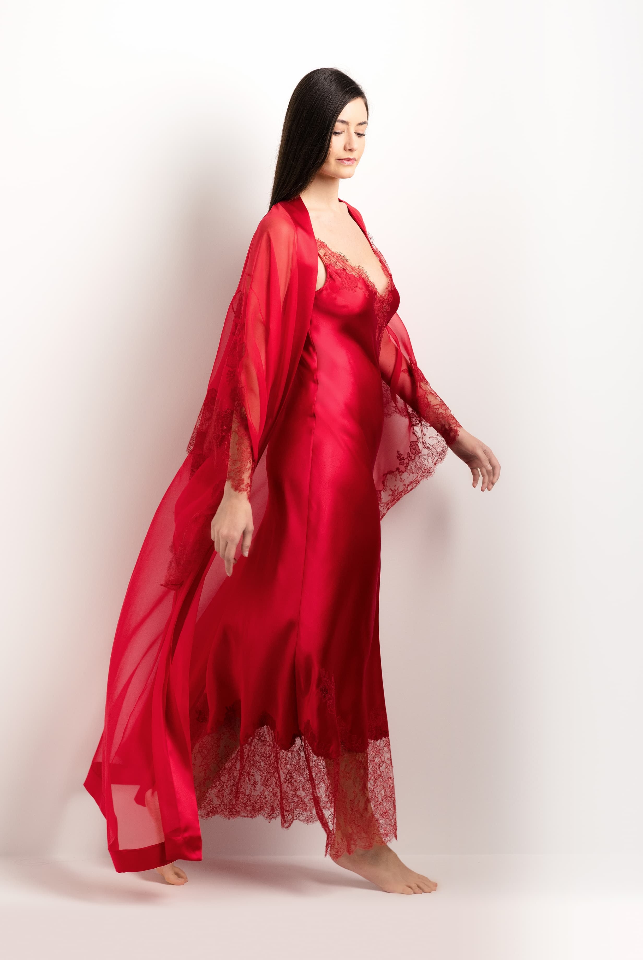 Enter Carine Gilson's world and the most beautiful silk lingerie with the 2025 summer collection with this Long Kimono Butterfly Sleeves in Flam red Silk with red lace