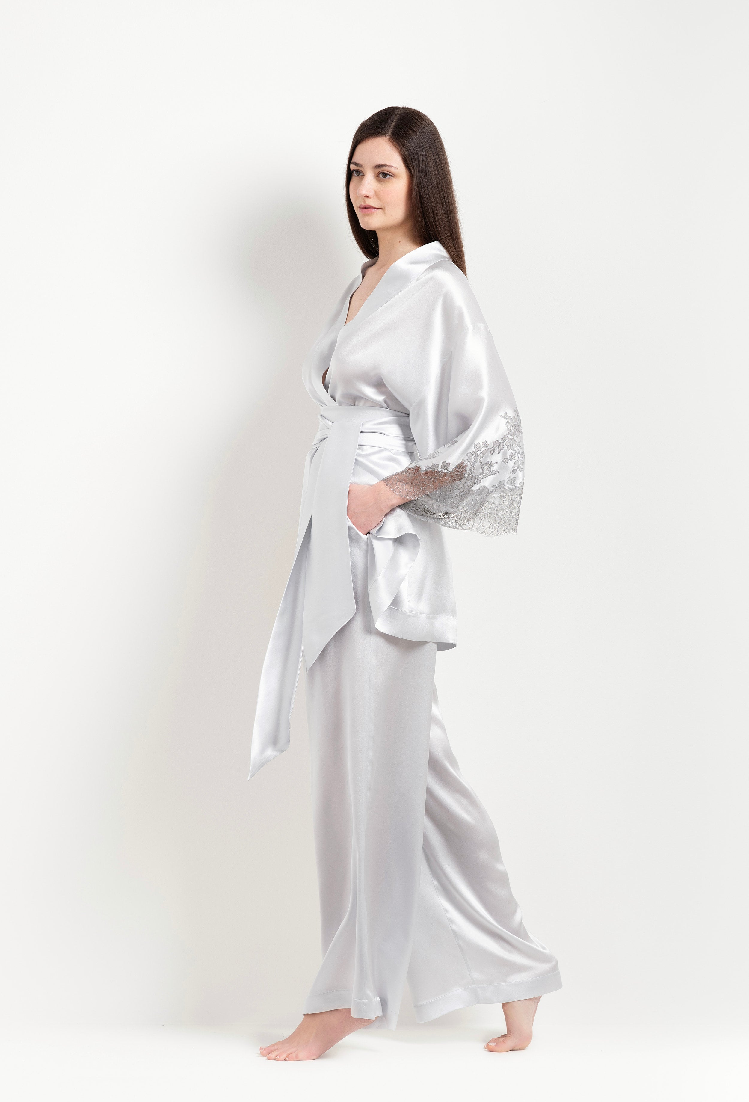 Discover the unique craftmanship of the belgian designer Carine Gilson in her atelier for the Hiver 2026-27 collection with this Short Kimono Classic Sleeves in Silver grey Silk with Grey lace