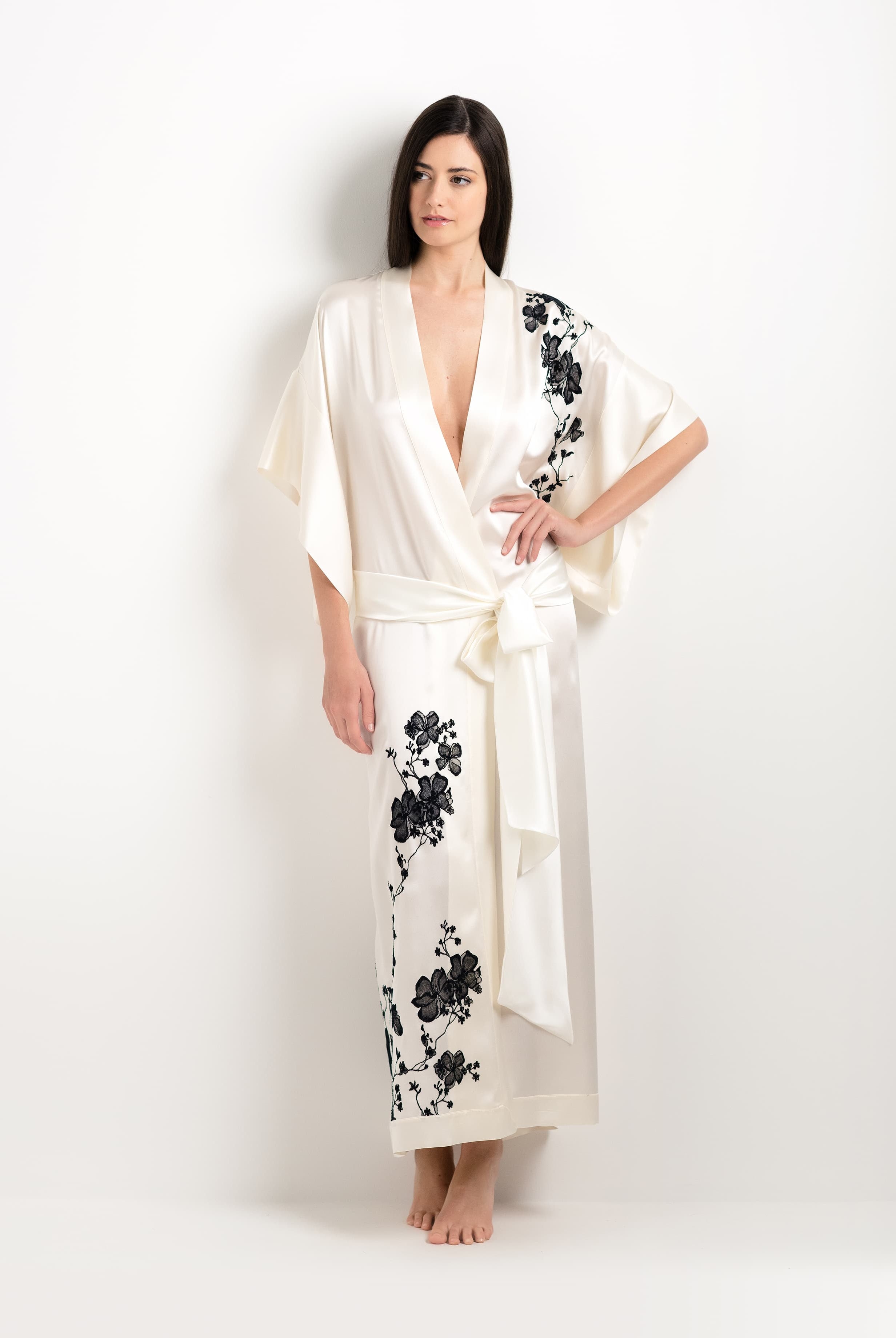 Made of silk and lace, explore the lingerie collection 2025 cruise from the house Carine Gilson with this Long Kimono Short Sleeves in Pearl Silk with Black lace