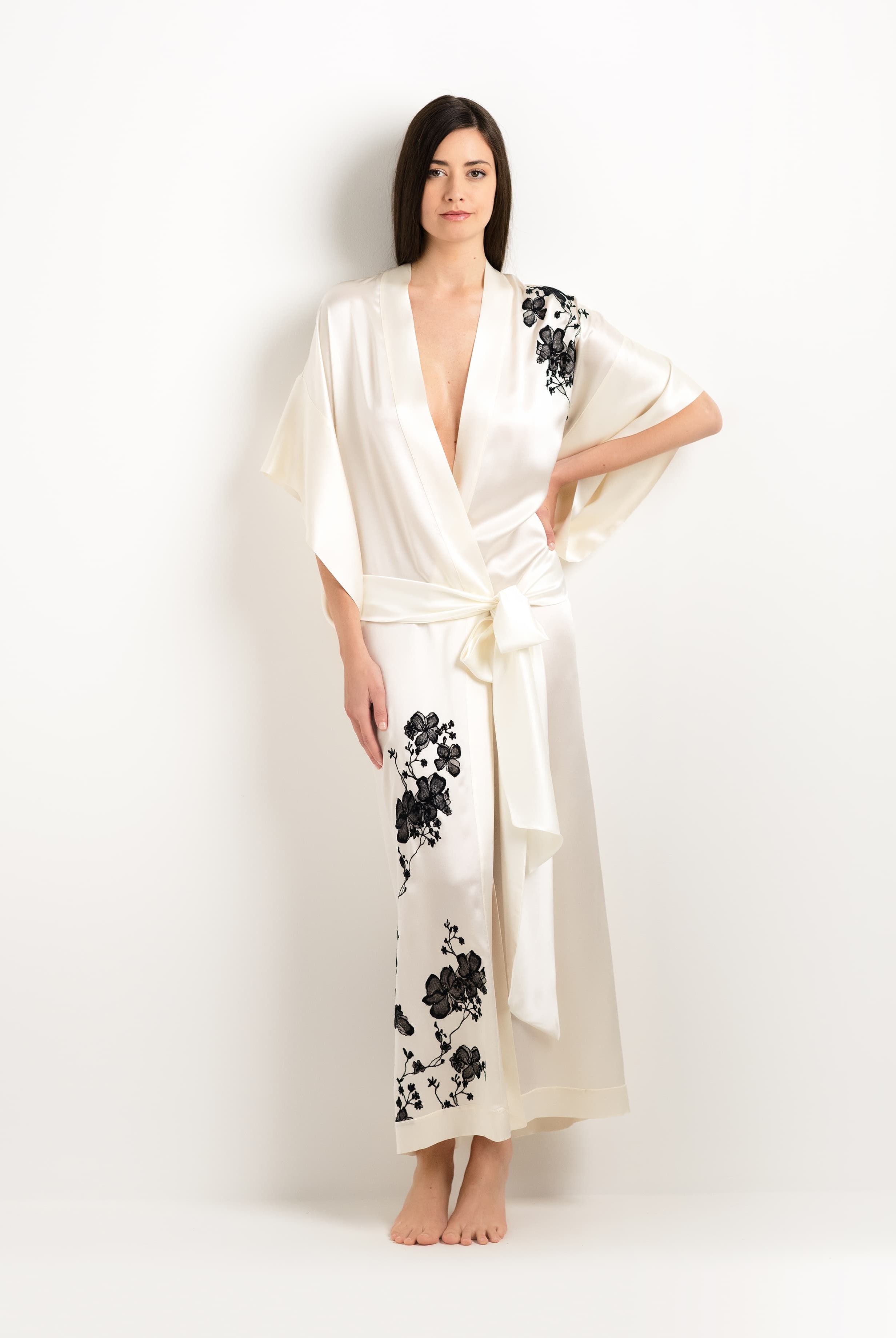 Made of silk and lace, explore the lingerie collection 2025 cruise from the house Carine Gilson with this Long Kimono Short Sleeves in Pearl Silk with Black lace