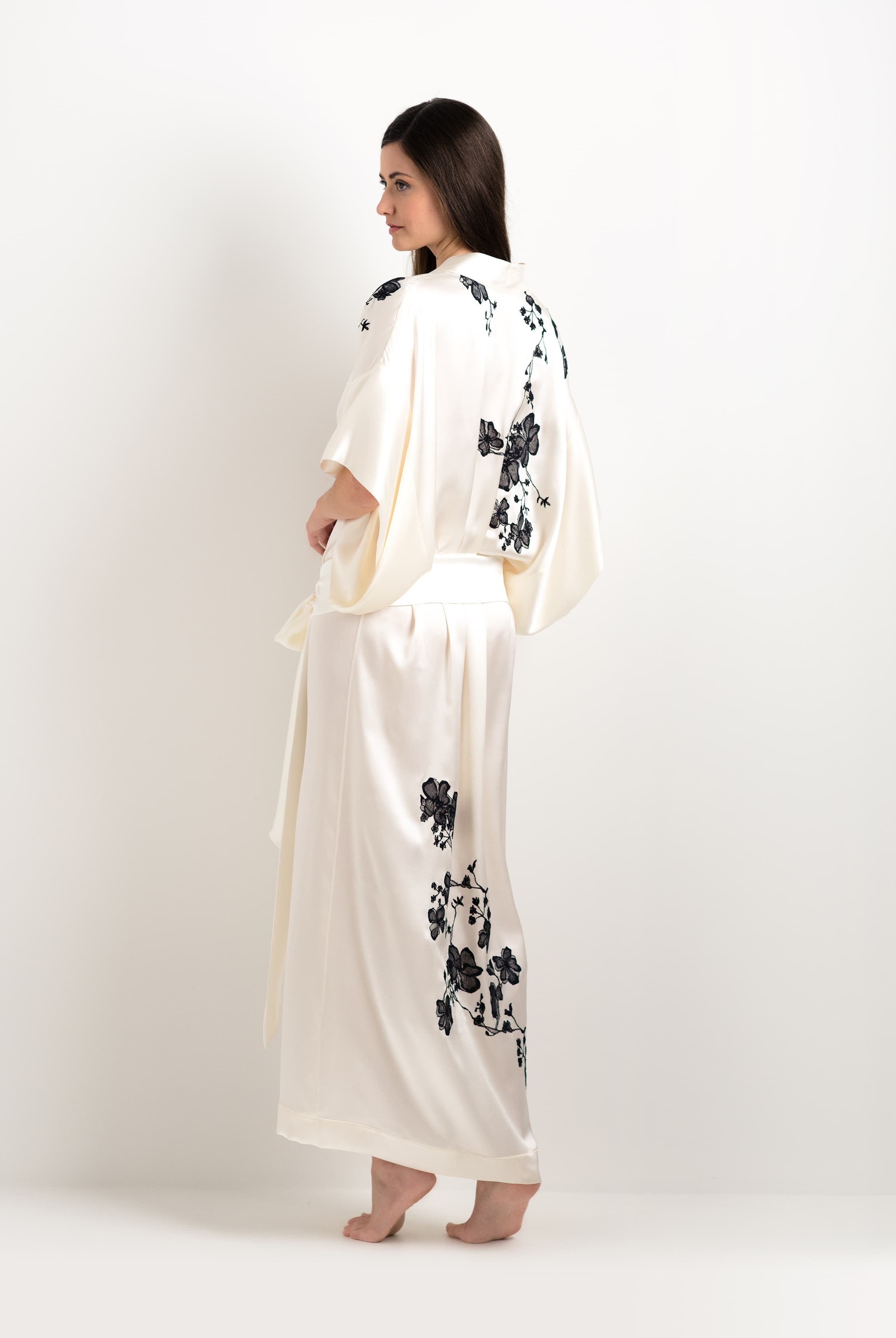 Made of silk and lace, explore the lingerie collection 2025 cruise from the house Carine Gilson with this Long Kimono Short Sleeves in Pearl Silk with Black lace