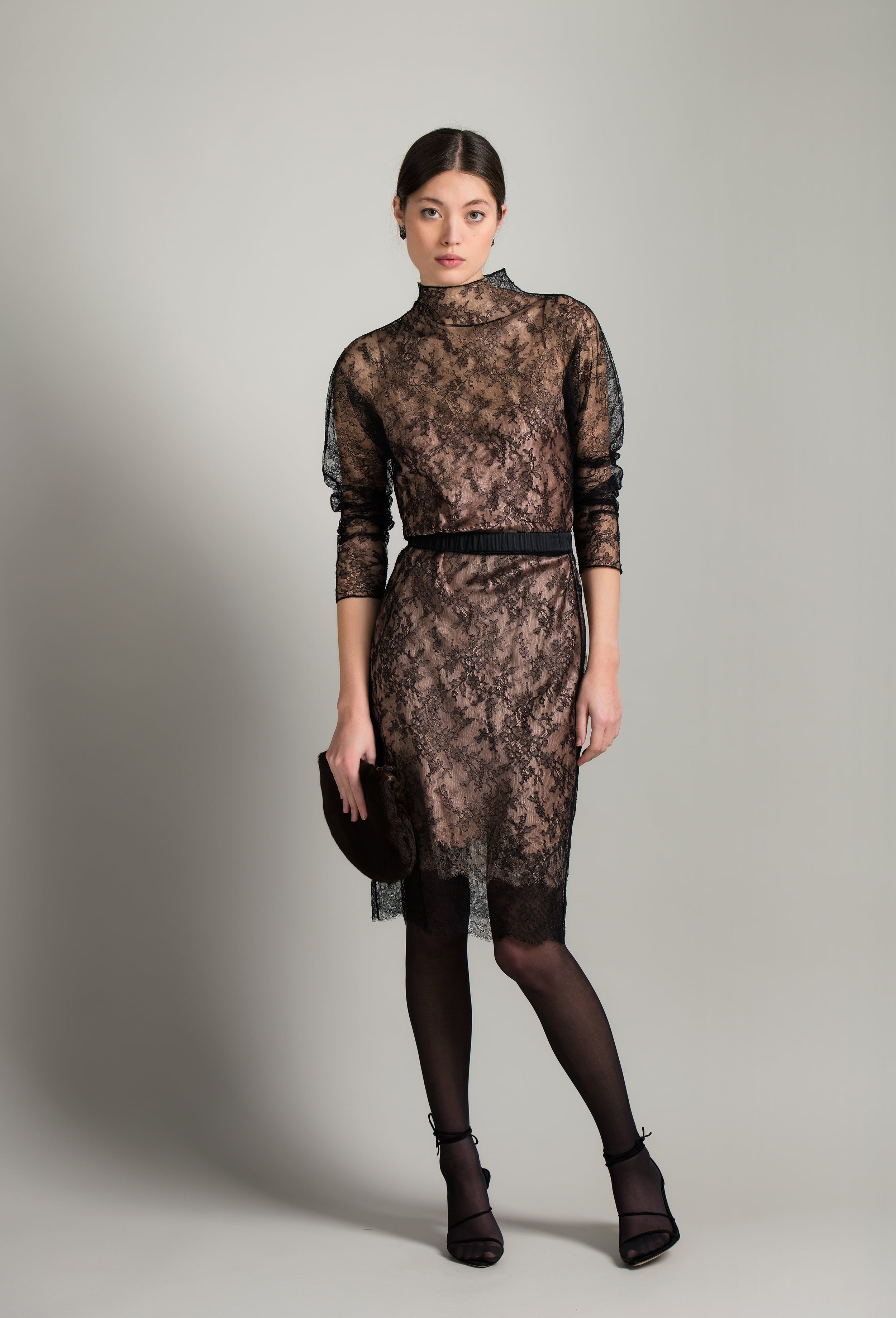 Enter Carine Gilson's world and the most beautiful silk lingerie with the Winter 2026-27 collection with this Long sleeves top in black lace