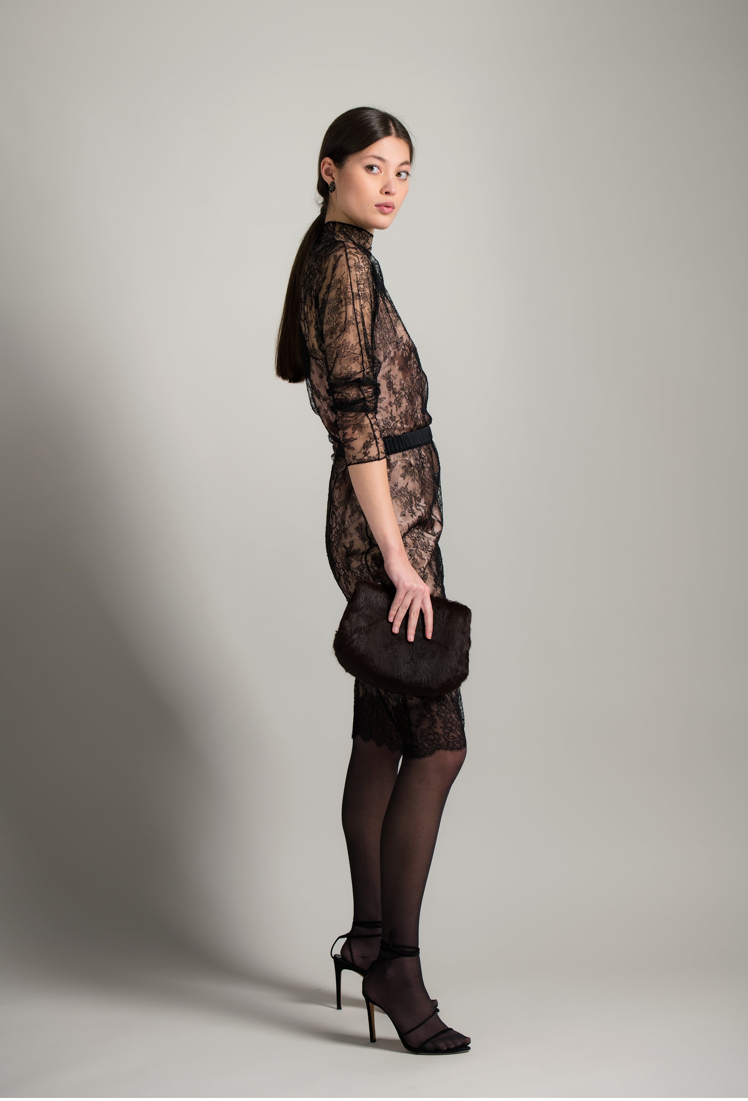 Enter Carine Gilson's world and the most beautiful silk lingerie with the Winter 2026-27 collection with this Long sleeves top in black lace