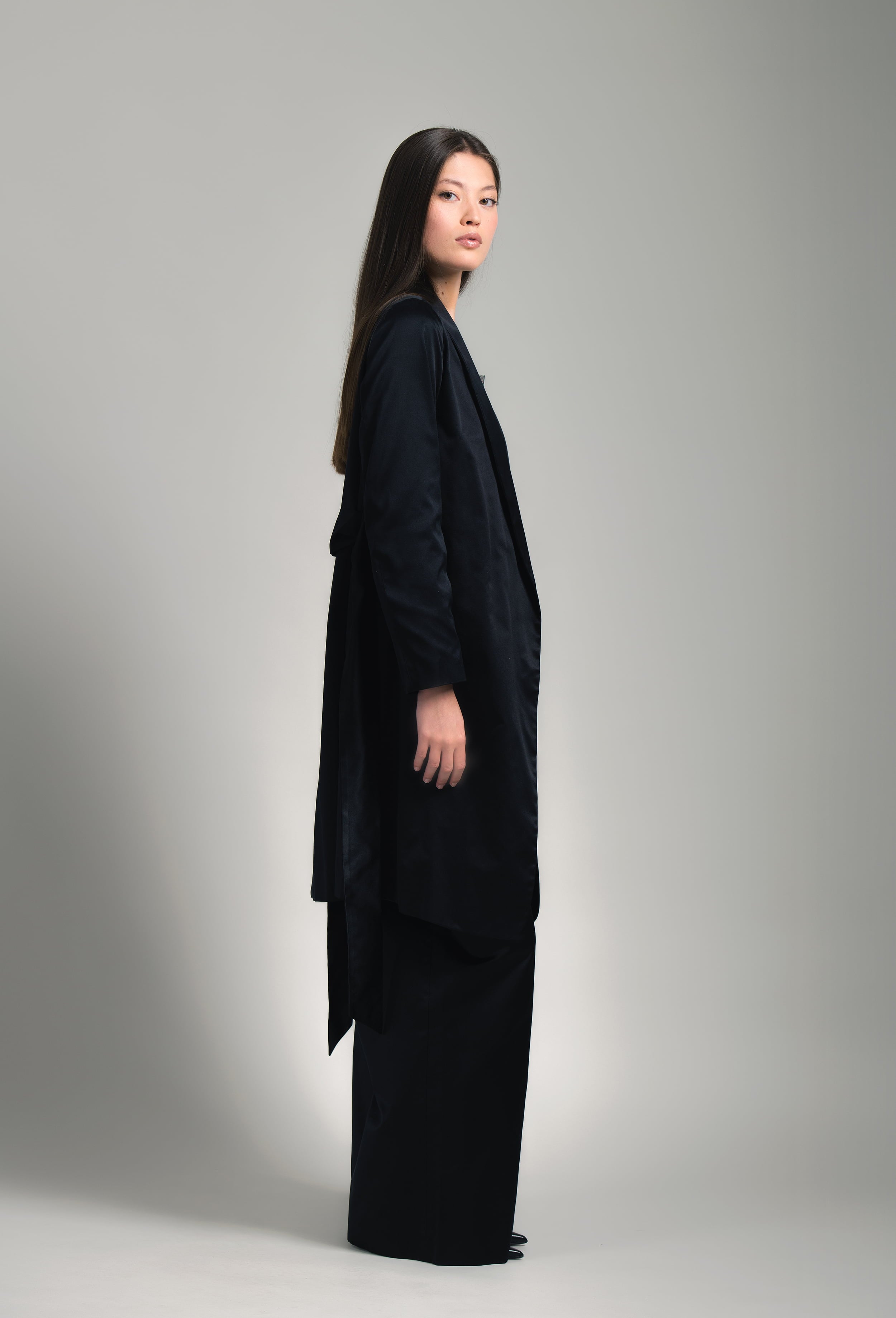 Discover the unique craftmanship of the belgian designer Carine Gilson in her atelier for the Winter 2026-27 collection with this Jacket Tuxedo style in black Silk