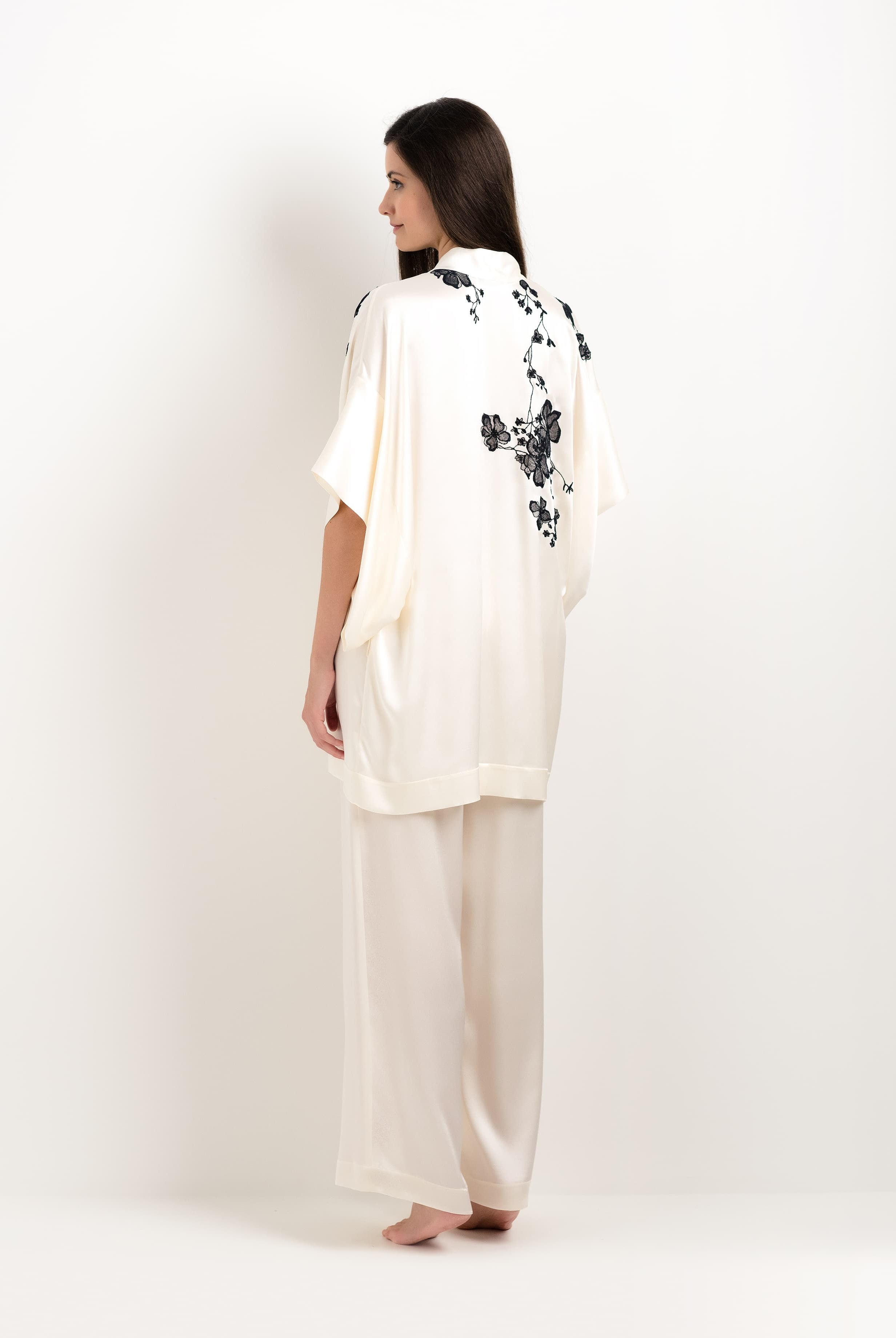 Discover the unique craftmanship of the belgian designer Carine Gilson in her atelier for the 2025 cruise collection with this Short Kimono in Pearl Silk with Black lace