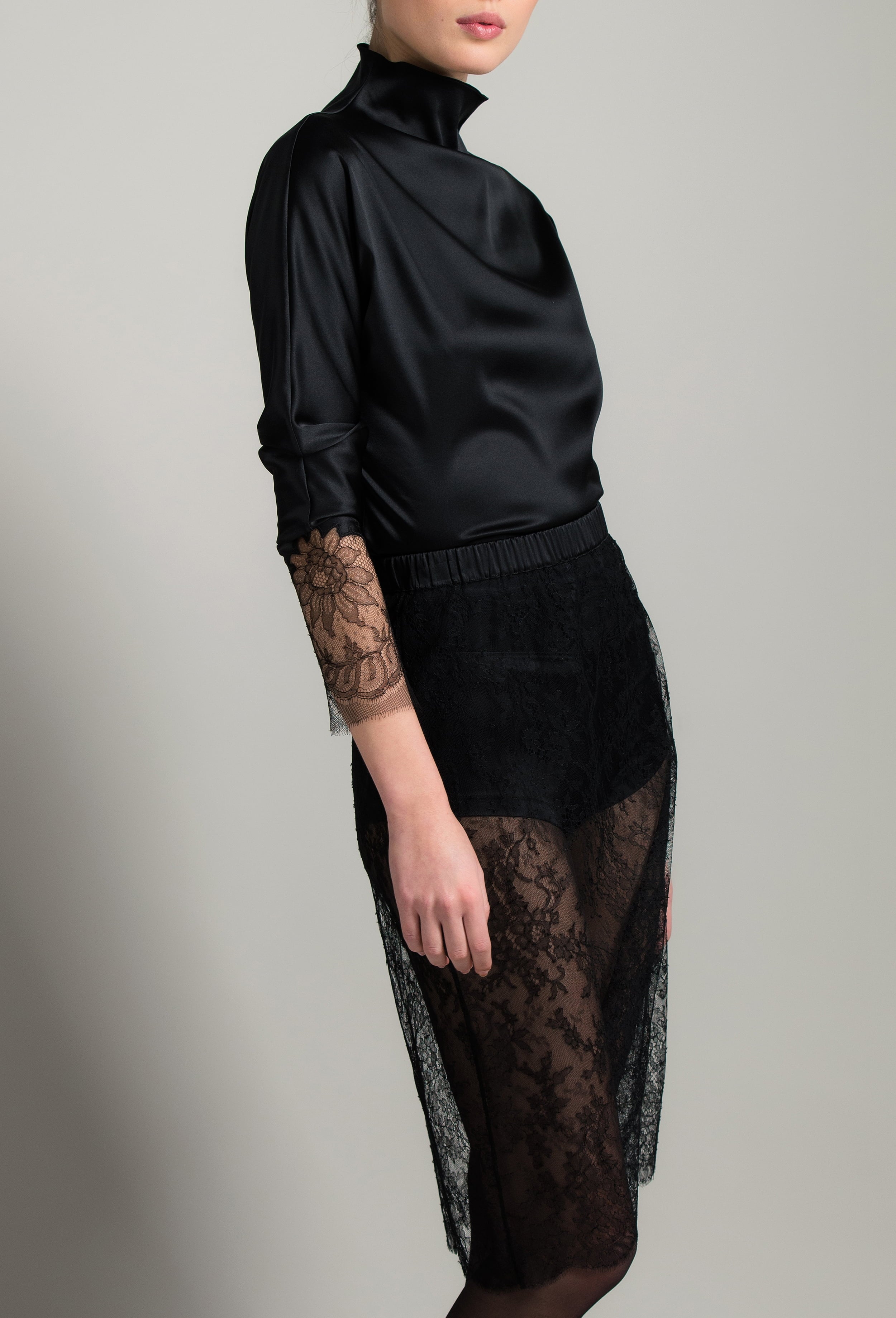 Made of silk and lace, explore the lingerie collection Winter 2026-27 from the house Carine Gilson with this Long sleeves top in Black Silk with Black lace