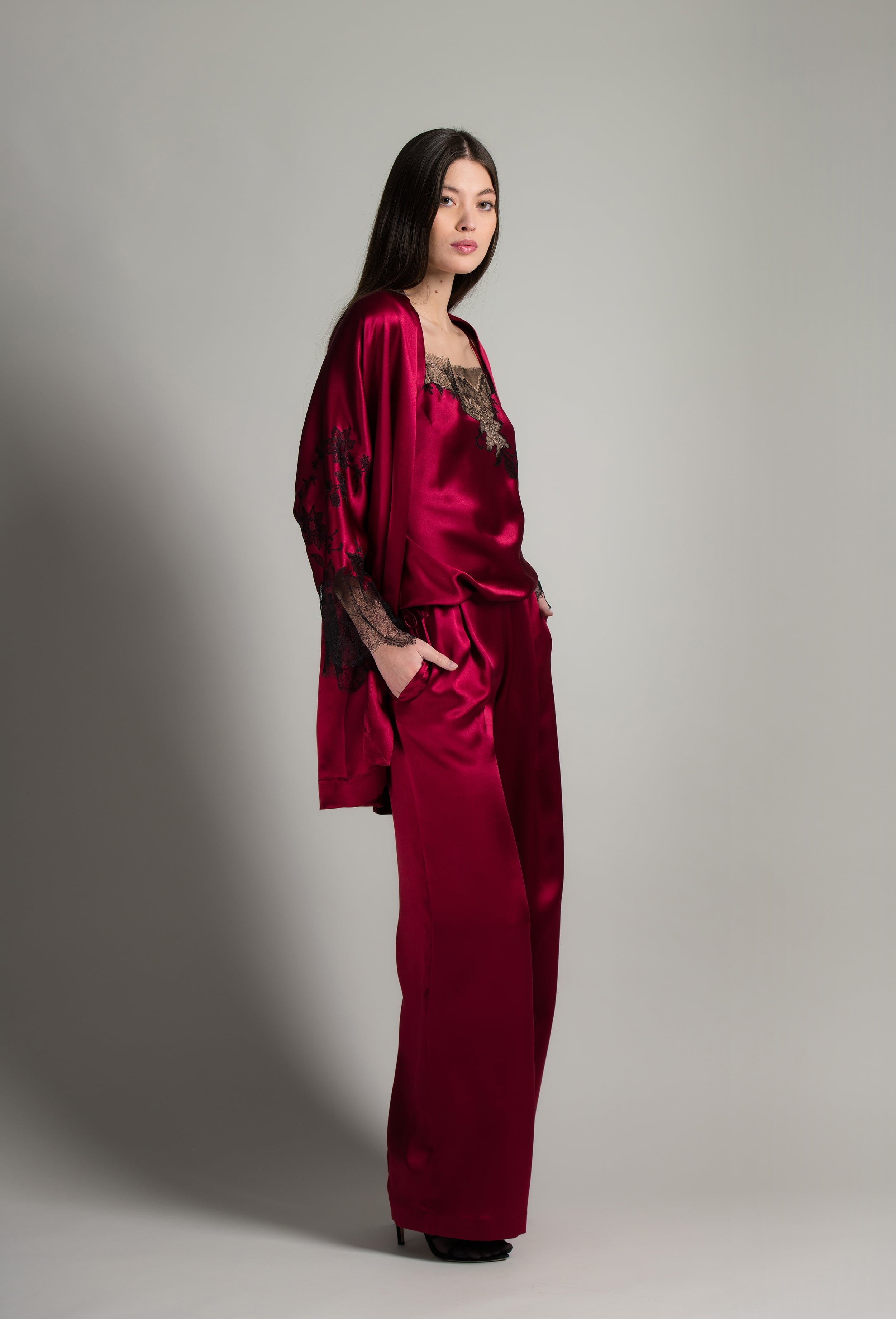 Discover the Winter 2026-27 collection of lingerie couture from the house Carine Gilson with this Short Kimono Raglan Style in Rubis red Silk with Black lace