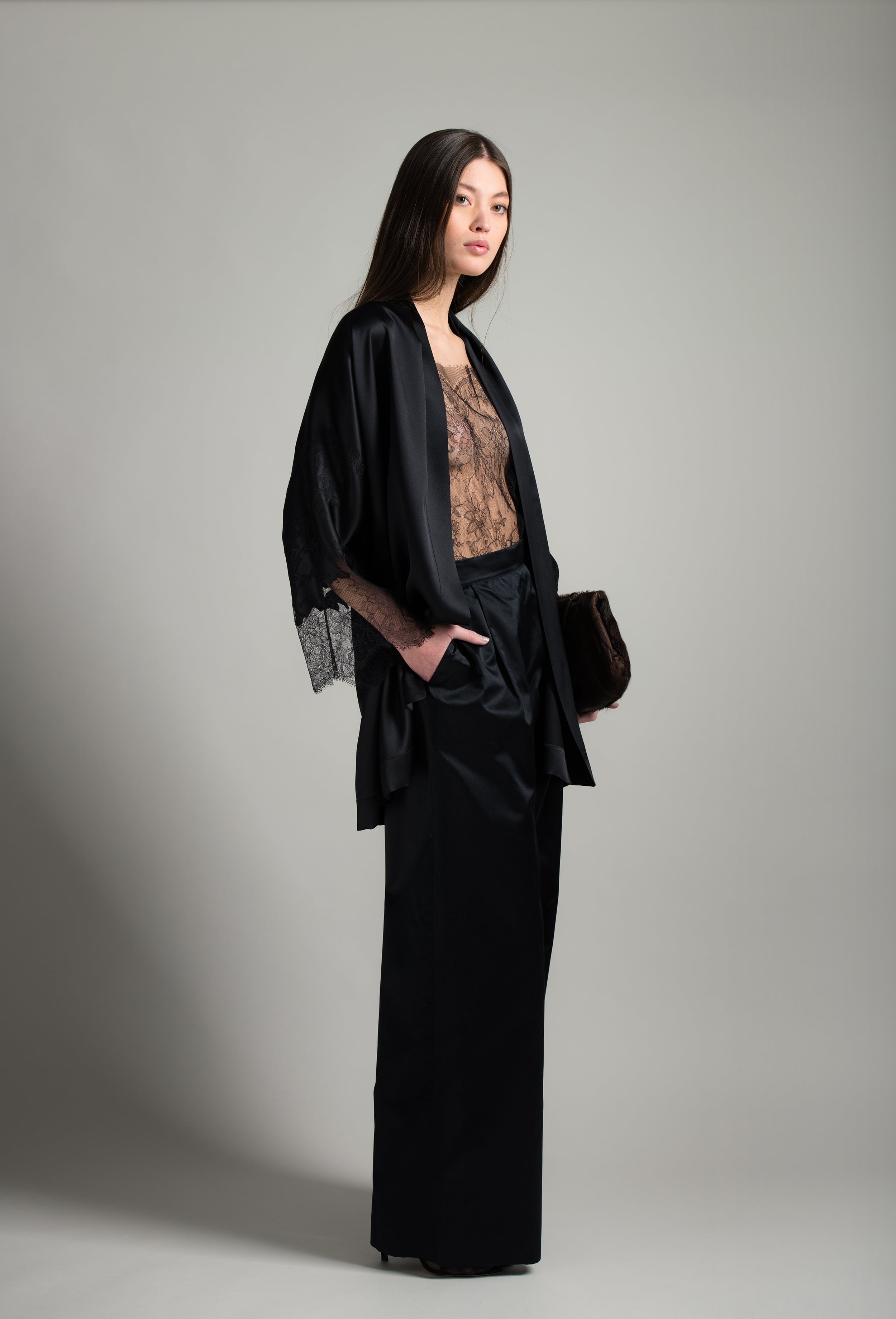 Enter Carine Gilson's world and the most beautiful silk lingerie with the Winter 2026-27 collection with this Short Kimono Raglan Style in Black Silk with Black lace