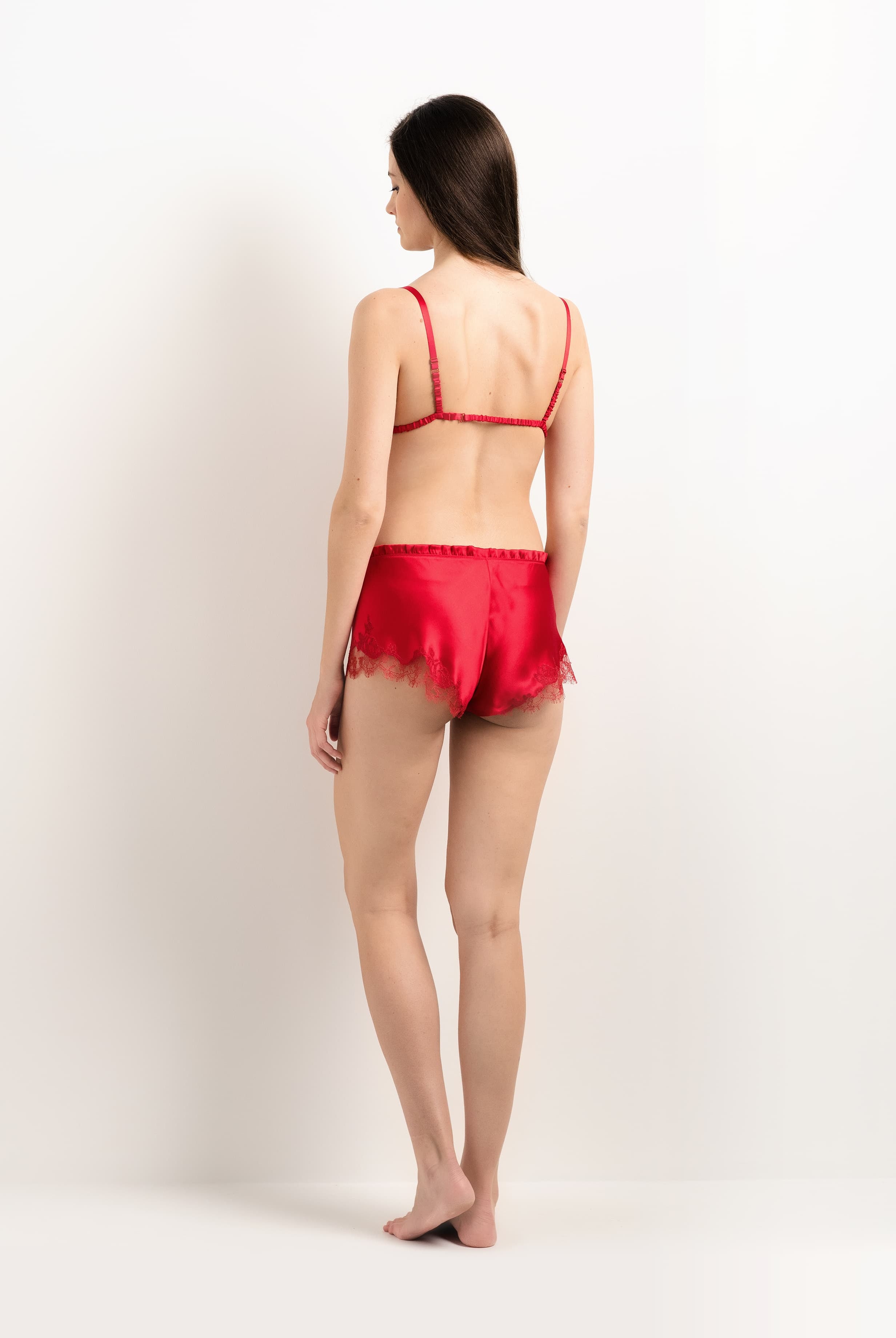 Discover the unique craftmanship of the belgian designer Carine Gilson in her atelier for the 2025 summer collection with this Soft Bra All Lace in Flam red Silk with red lace