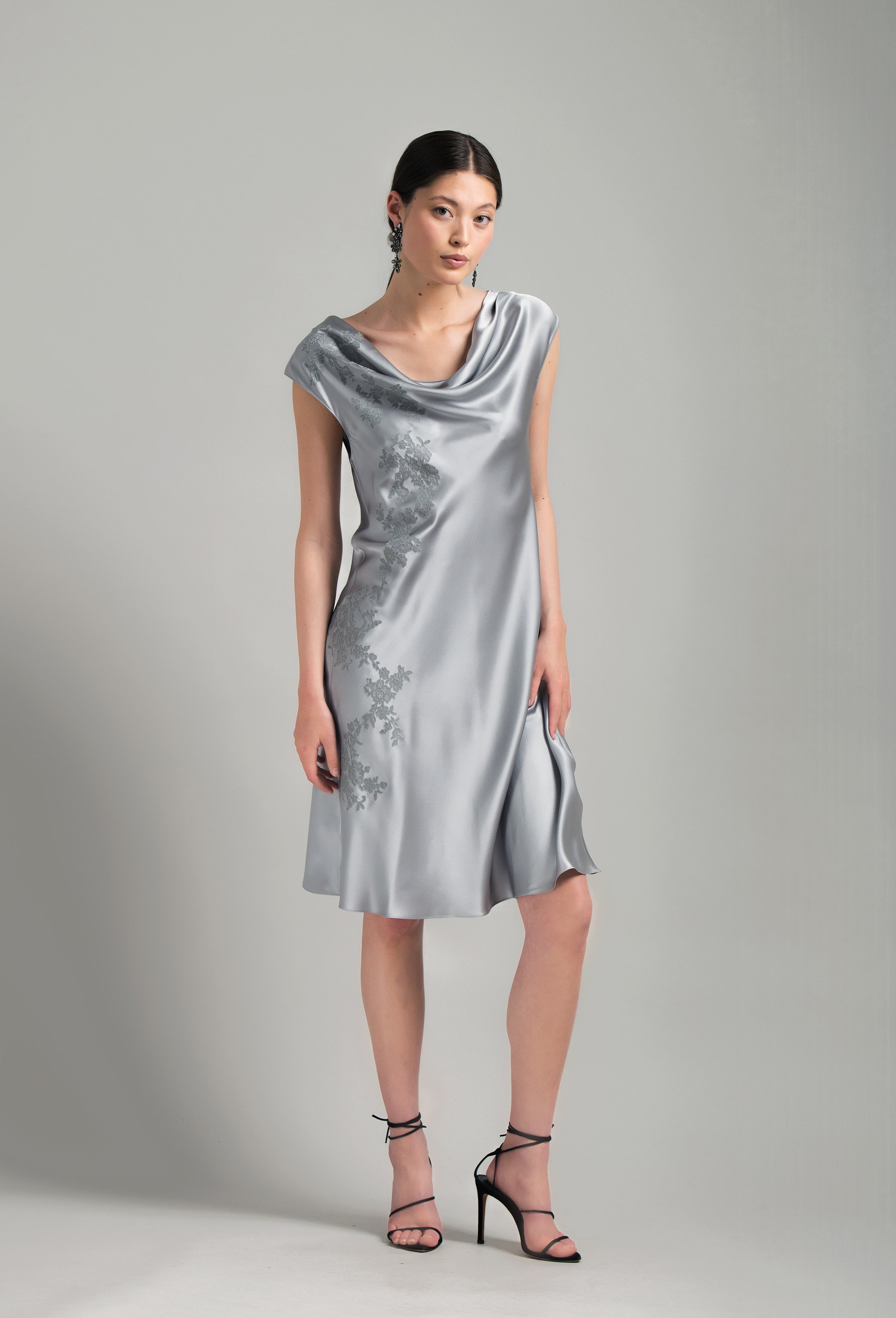 Enjoy the Hiver 2026-27 collection of couture from the house Carine Gilson with this Midi Dress boat neck in LeadGrey Silk with Grey lace