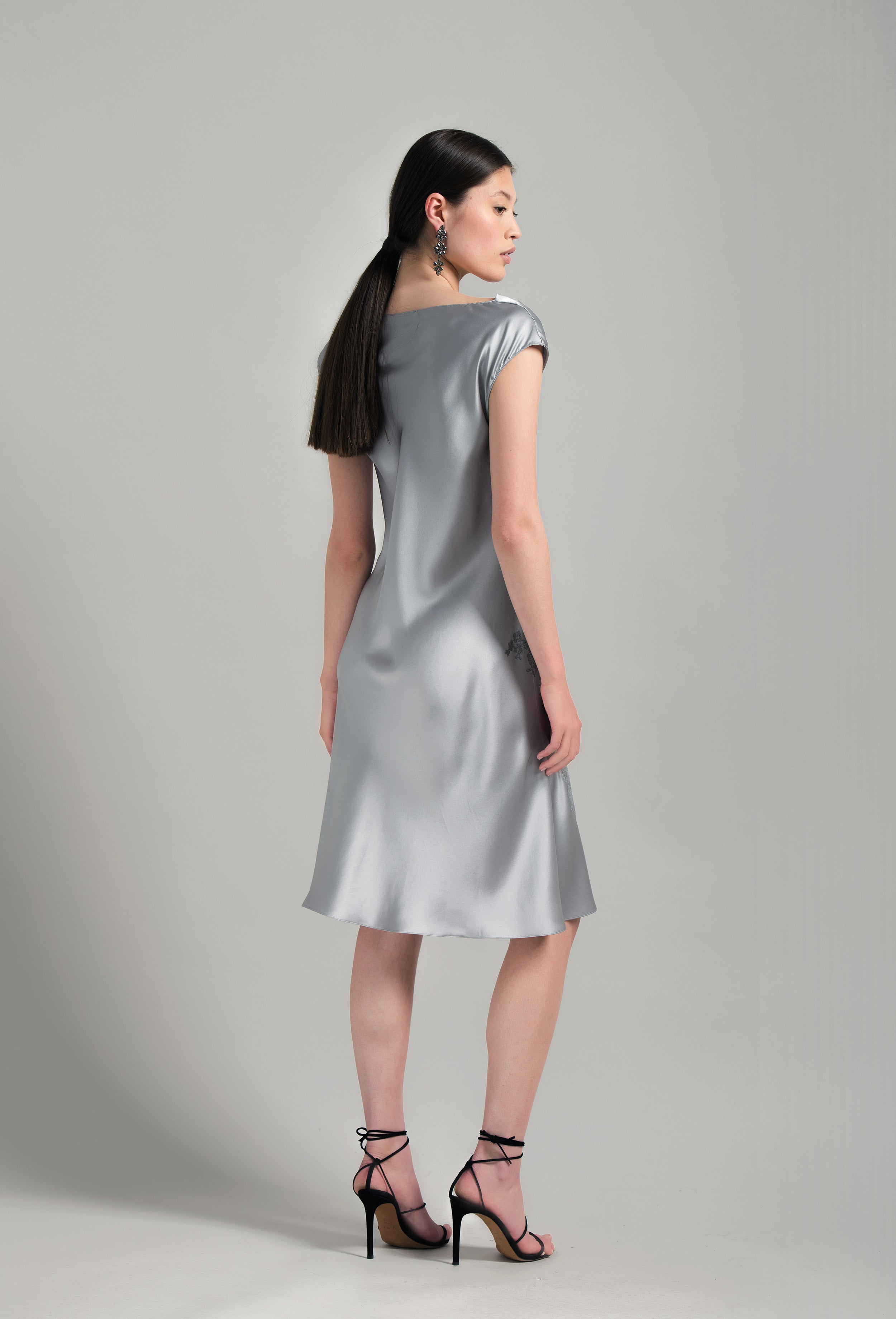 Enjoy the Hiver 2026-27 collection of couture from the house Carine Gilson with this Midi Dress boat neck in LeadGrey Silk with Grey lace