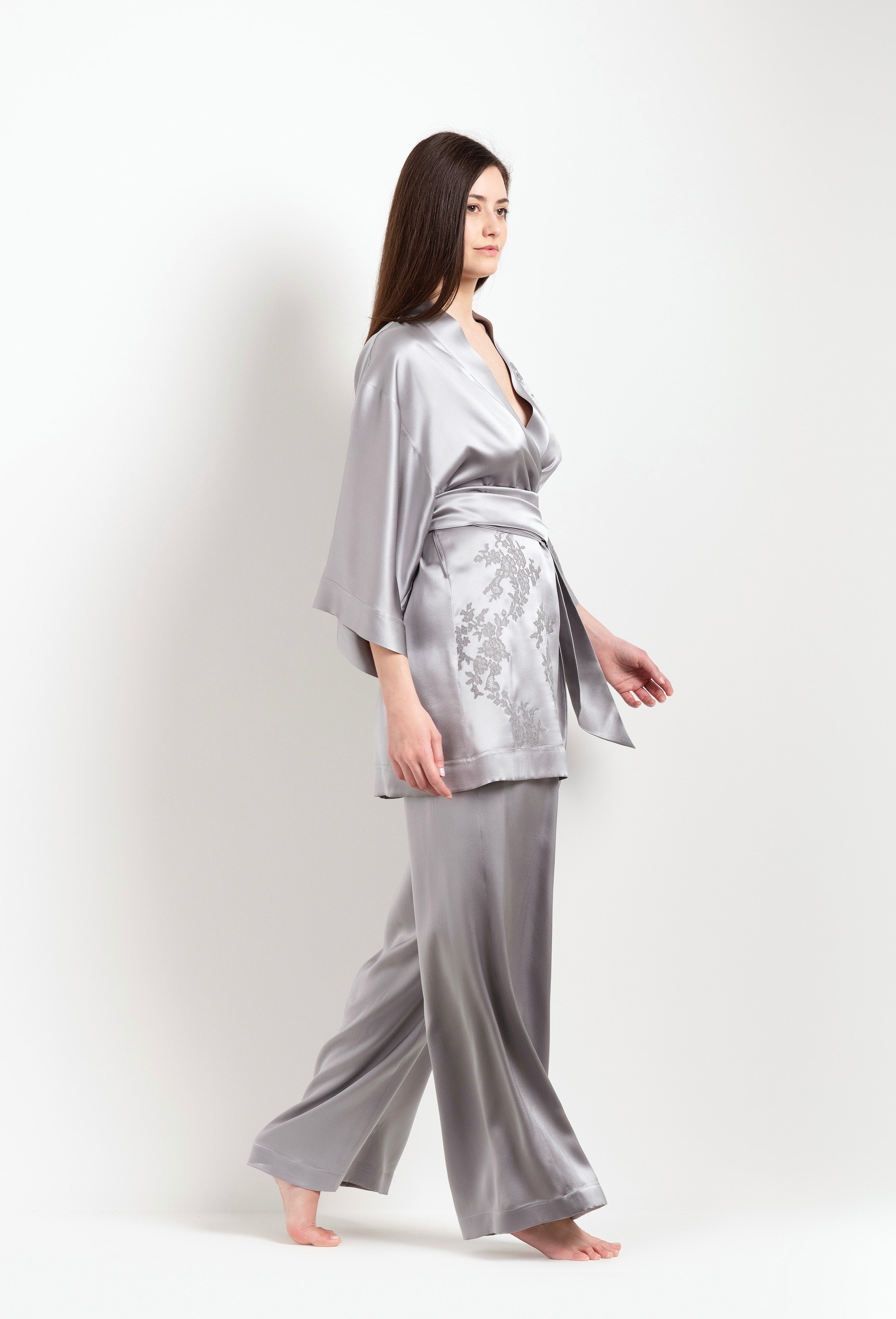 Made of silk and lace, explore the lingerie collection Hiver 2026-27 from the house Carine Gilson with this Short Kimono Classic Sleeves in LeadGrey Silk with Grey lace