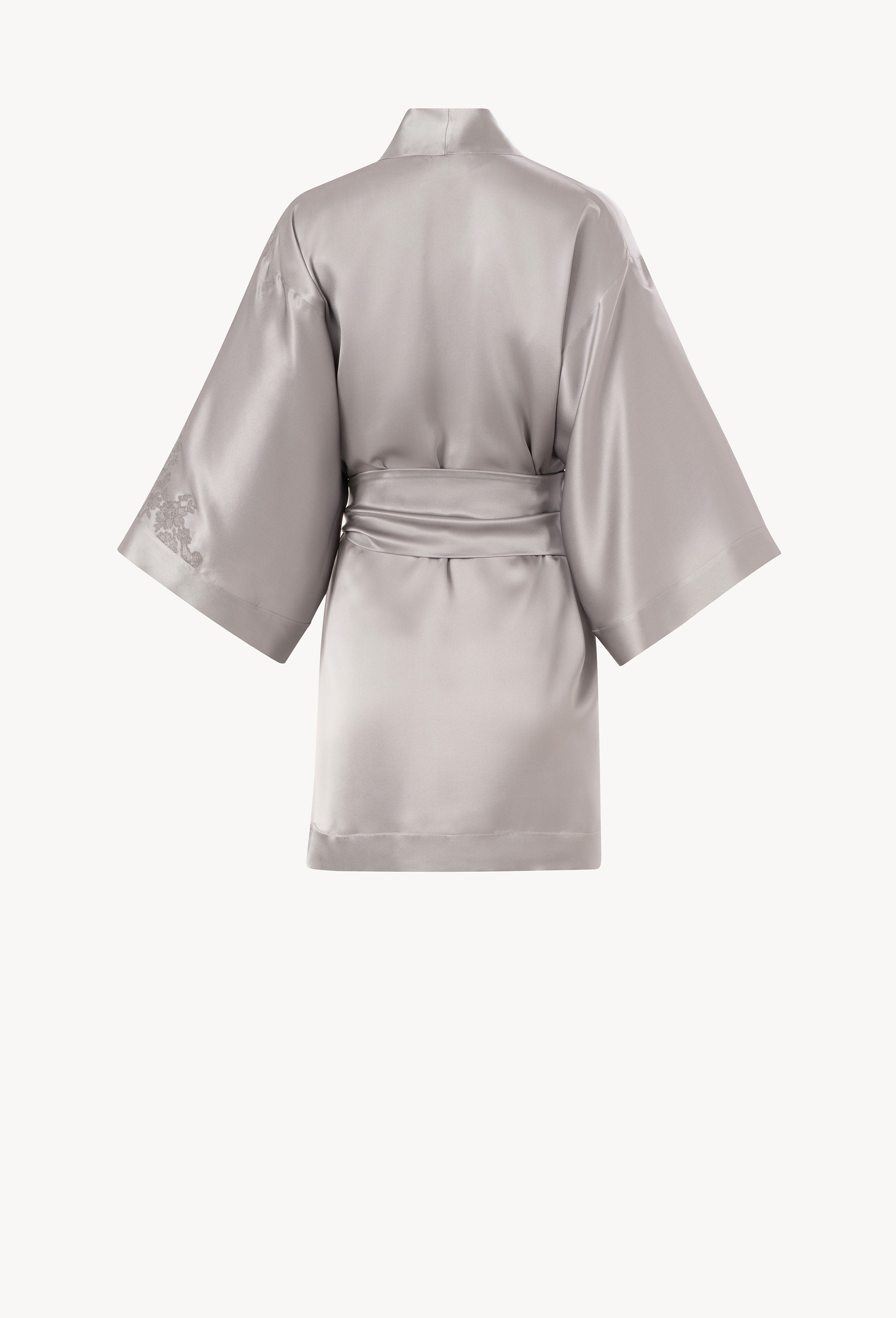 Made of silk and lace, explore the lingerie collection Hiver 2026-27 from the house Carine Gilson with this Short Kimono Classic Sleeves in LeadGrey Silk with Grey lace