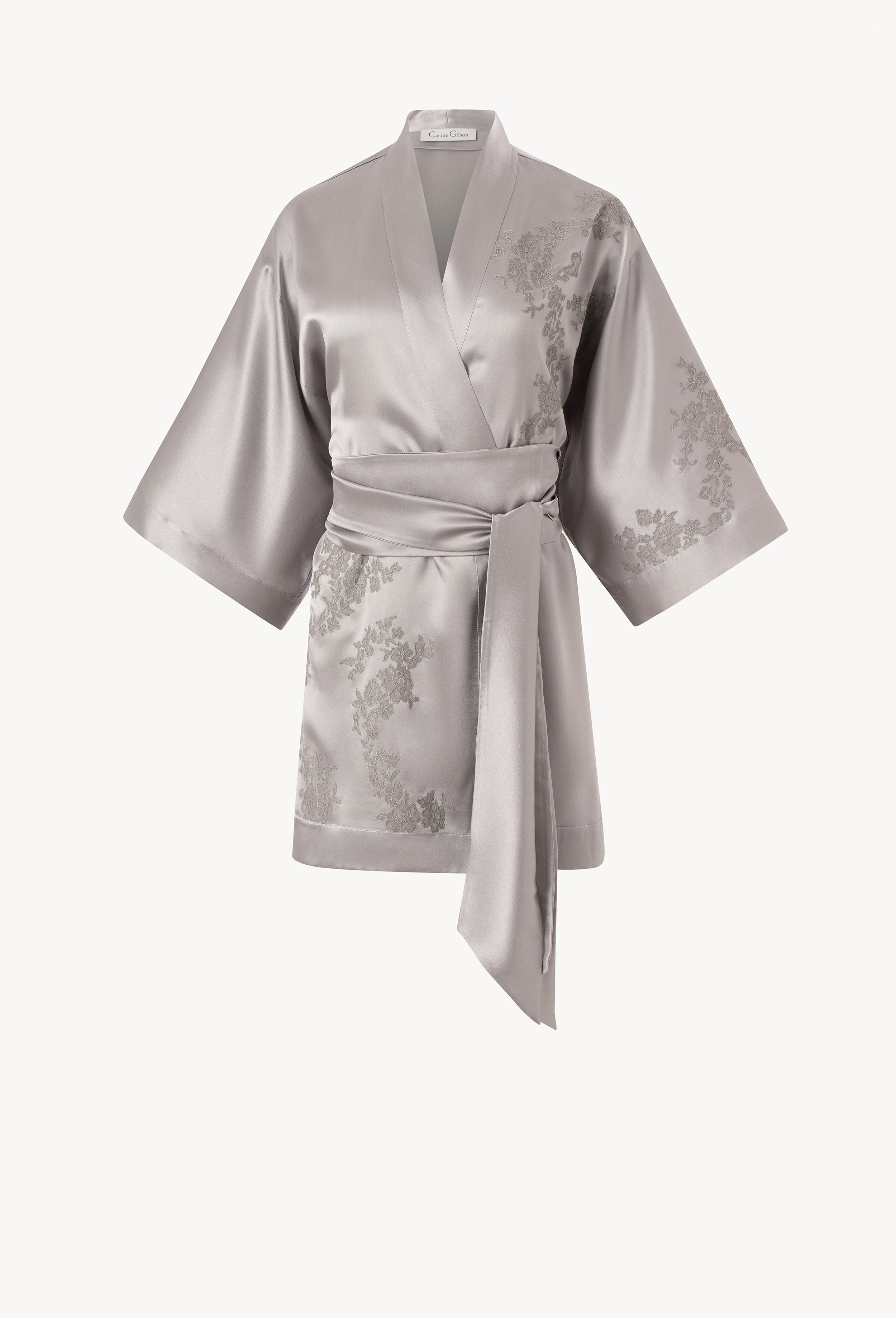 Made of silk and lace, explore the lingerie collection Hiver 2026-27 from the house Carine Gilson with this Short Kimono Classic Sleeves in LeadGrey Silk with Grey lace