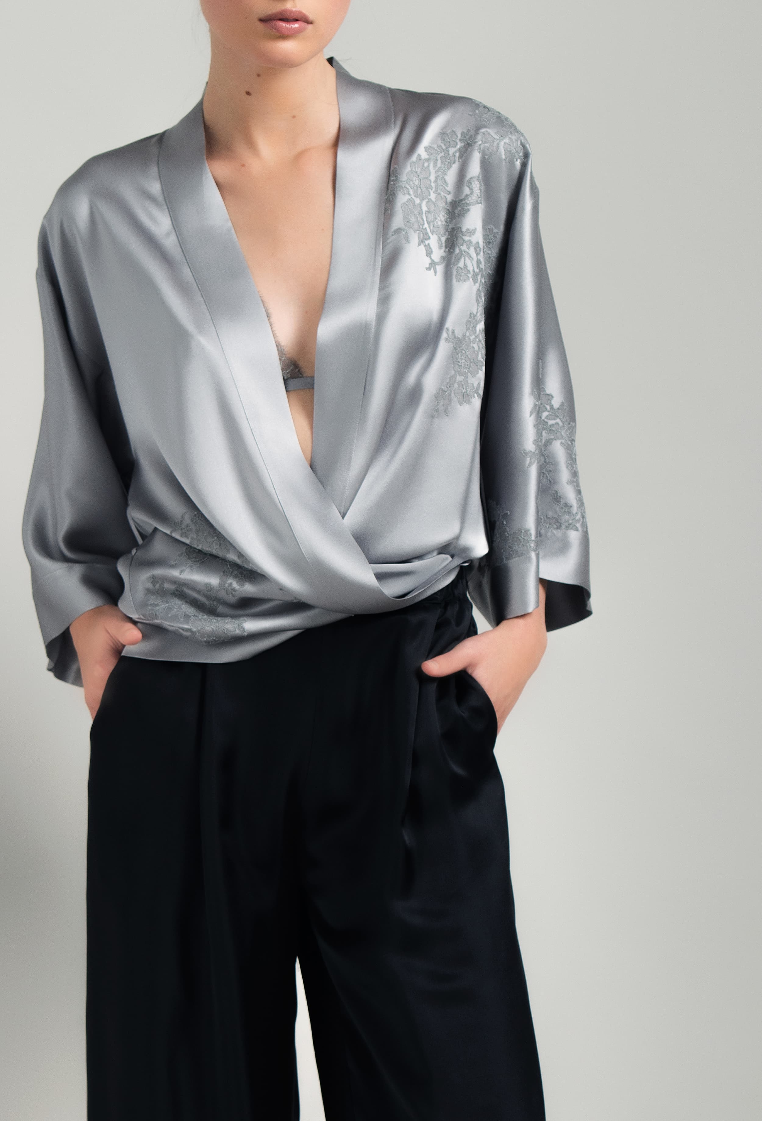 Made of silk and lace, explore the lingerie collection Hiver 2026-27 from the house Carine Gilson with this Short Kimono Classic Sleeves in LeadGrey Silk with Grey lace