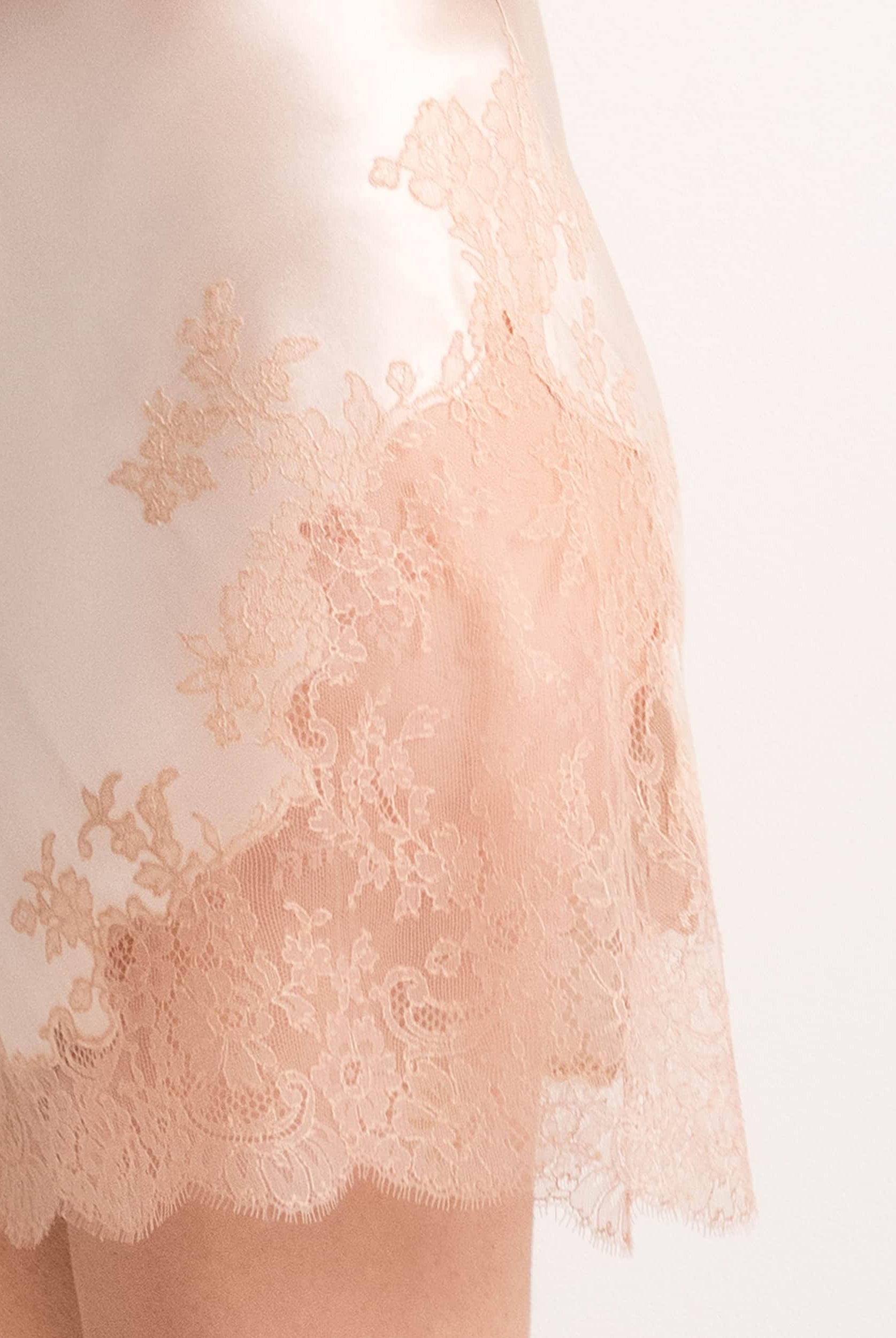 Explore the lingerie collection Summer 2022 from the house Carine Gilson with this Slip Babydoll Style V Neckline in powder pink Silk with light rose lace