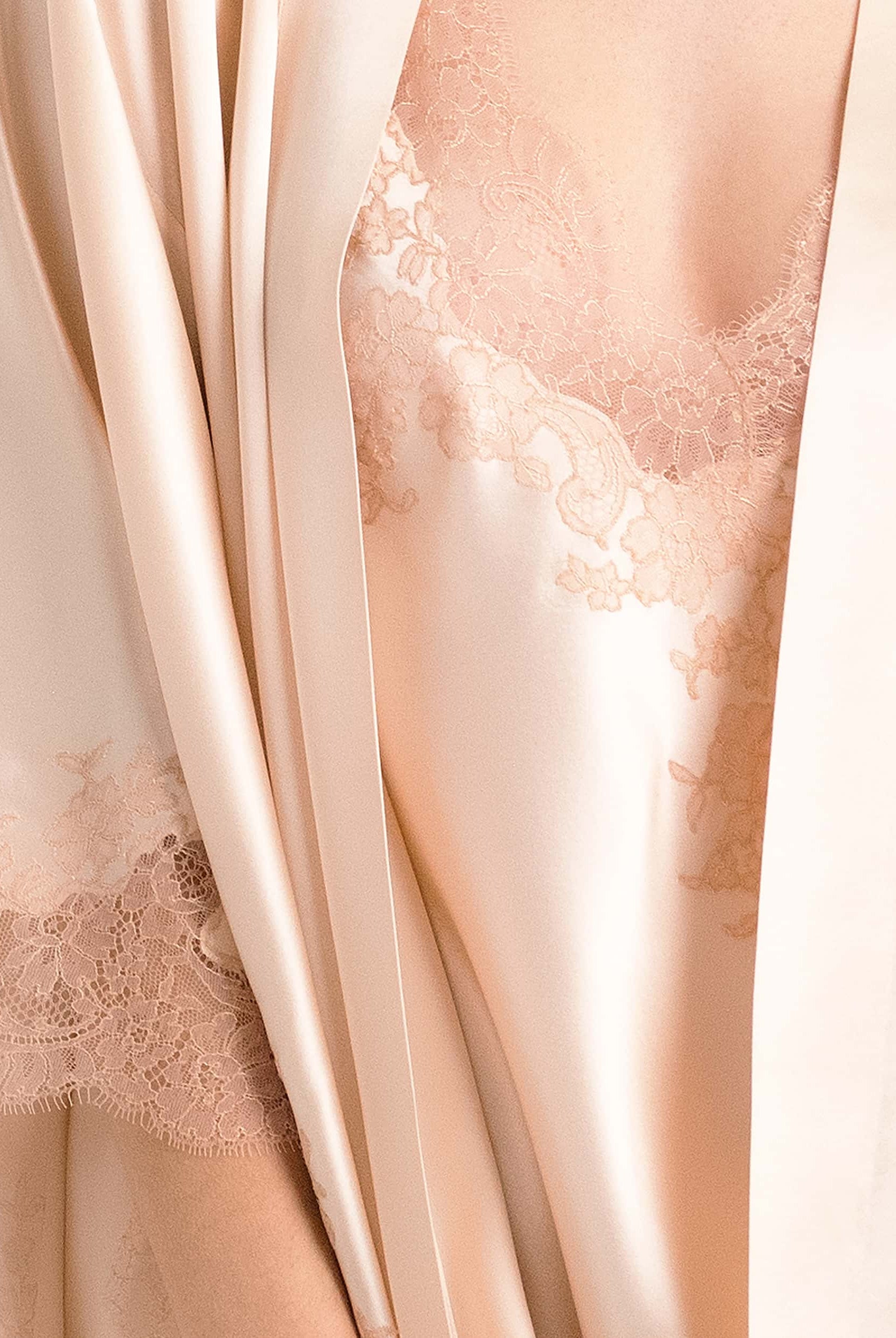 Discover the Summer 2022 collection from the house Carine Gilson with this Short Kimono Butterfly Sleeves in powder pink Silk with light rose lace