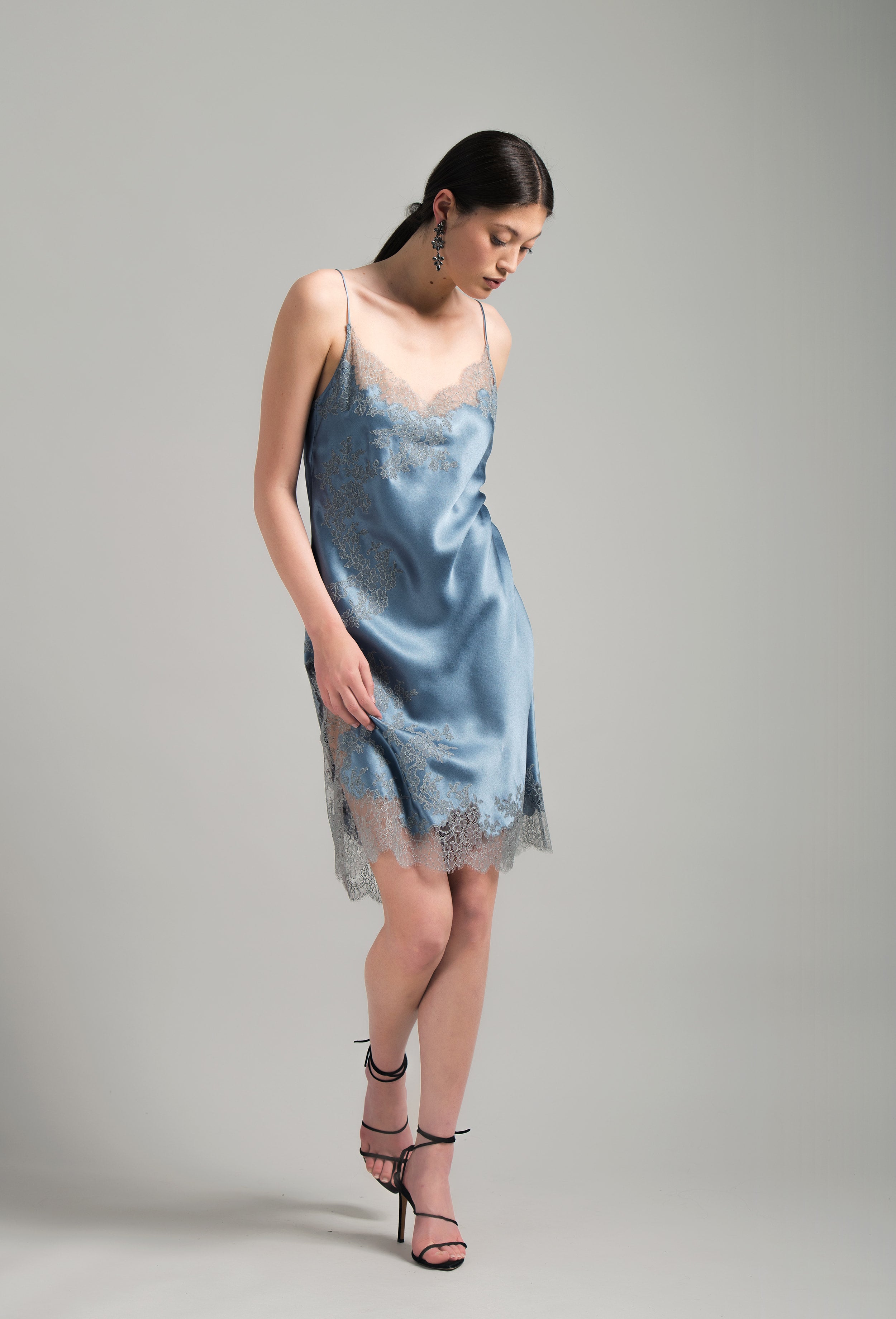 Enter Carine Gilson's world and the most beautiful silk lingerie with the Hiver 2026-27 collection with this Midi dress Classic Neckline in Blue stone Silk with Grey lace