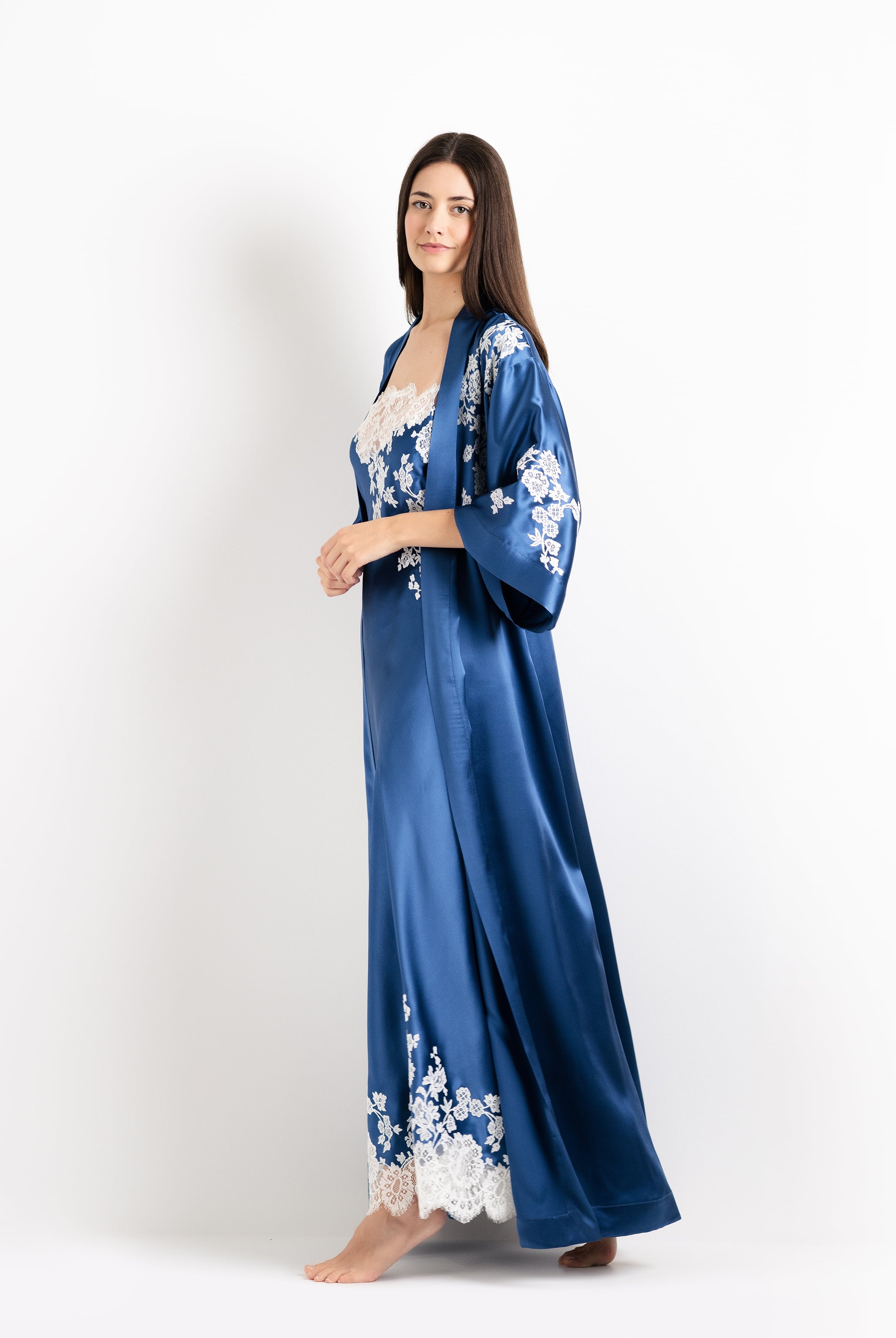 Be seduced by Carine Gilson most beautiful silk and lace collection with this Long Kimono Classic Sleeves in Azur Silk with Natural lace