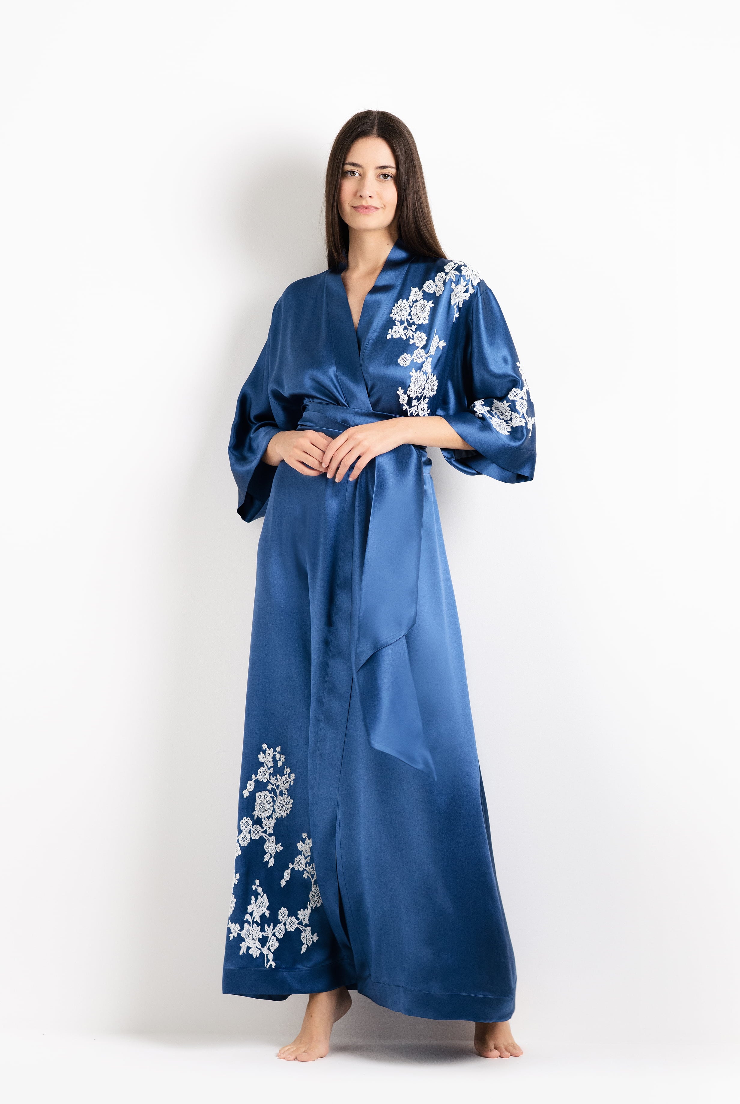 Be seduced by Carine Gilson most beautiful silk and lace collection with this Long Kimono Classic Sleeves in Azur Silk with Natural lace
