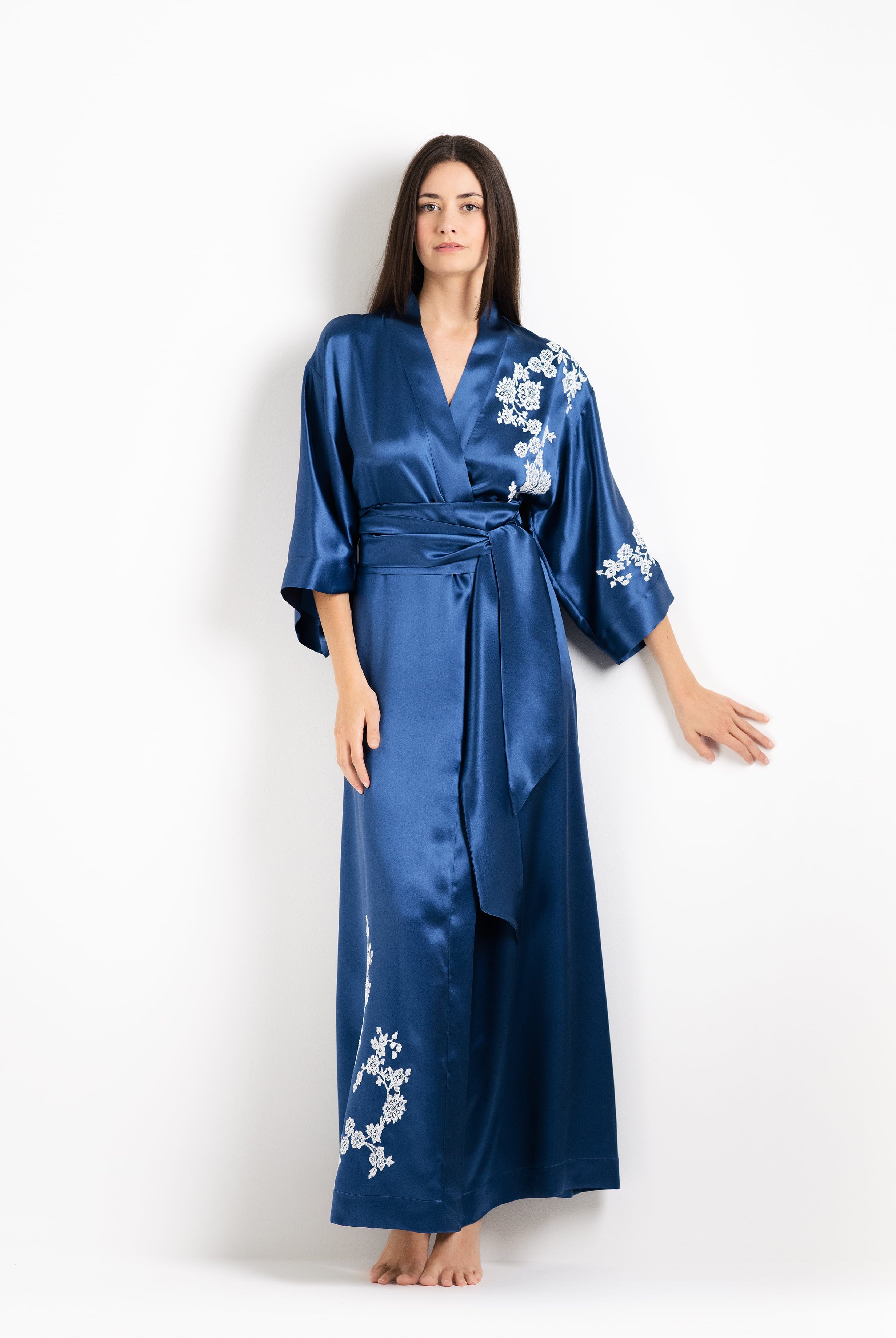 Be seduced by Carine Gilson most beautiful silk and lace collection with this Long Kimono Classic Sleeves in Azur Silk with Natural lace
