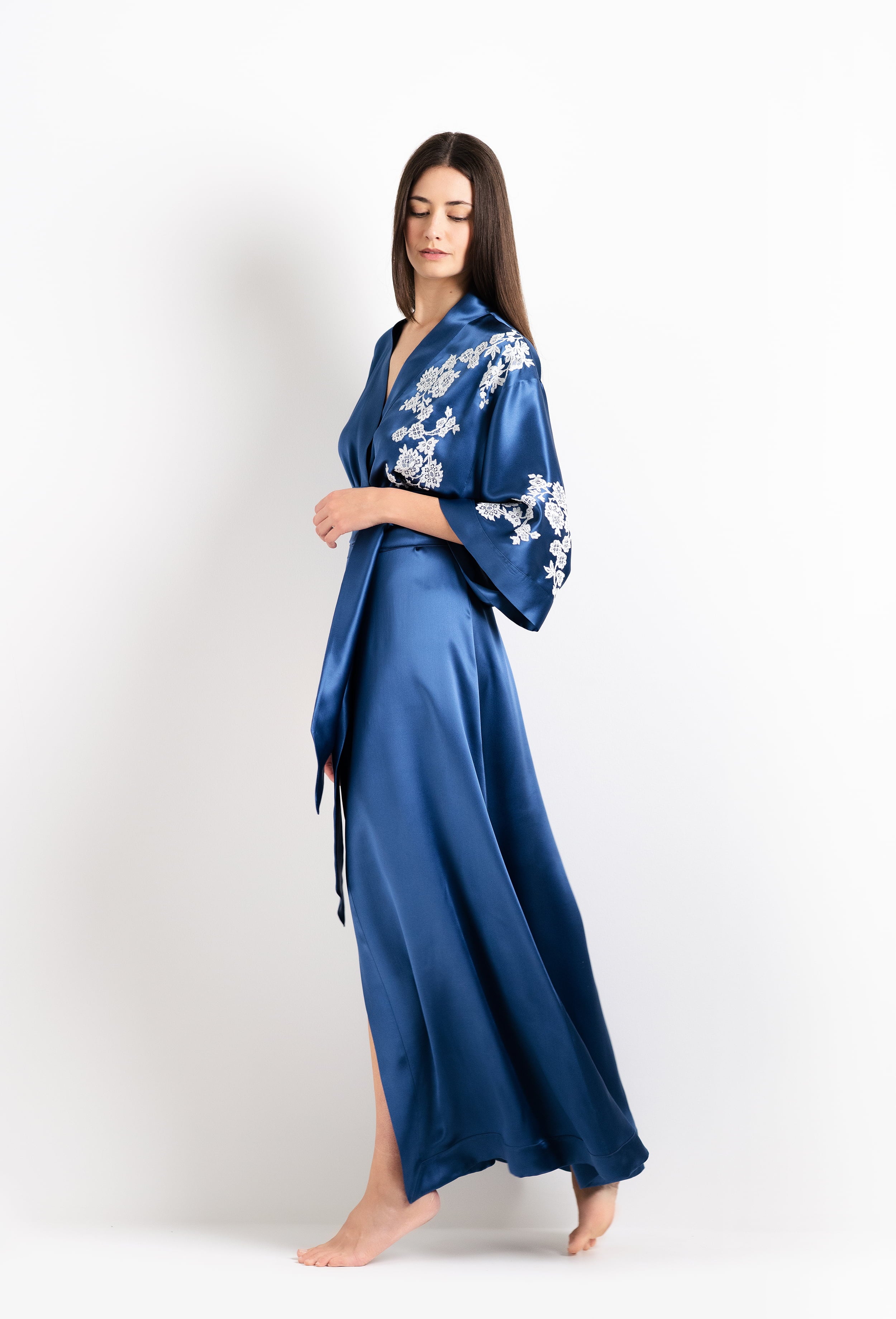 Be seduced by Carine Gilson most beautiful silk and lace collection with this Long Kimono Classic Sleeves in Azur Silk with Natural lace