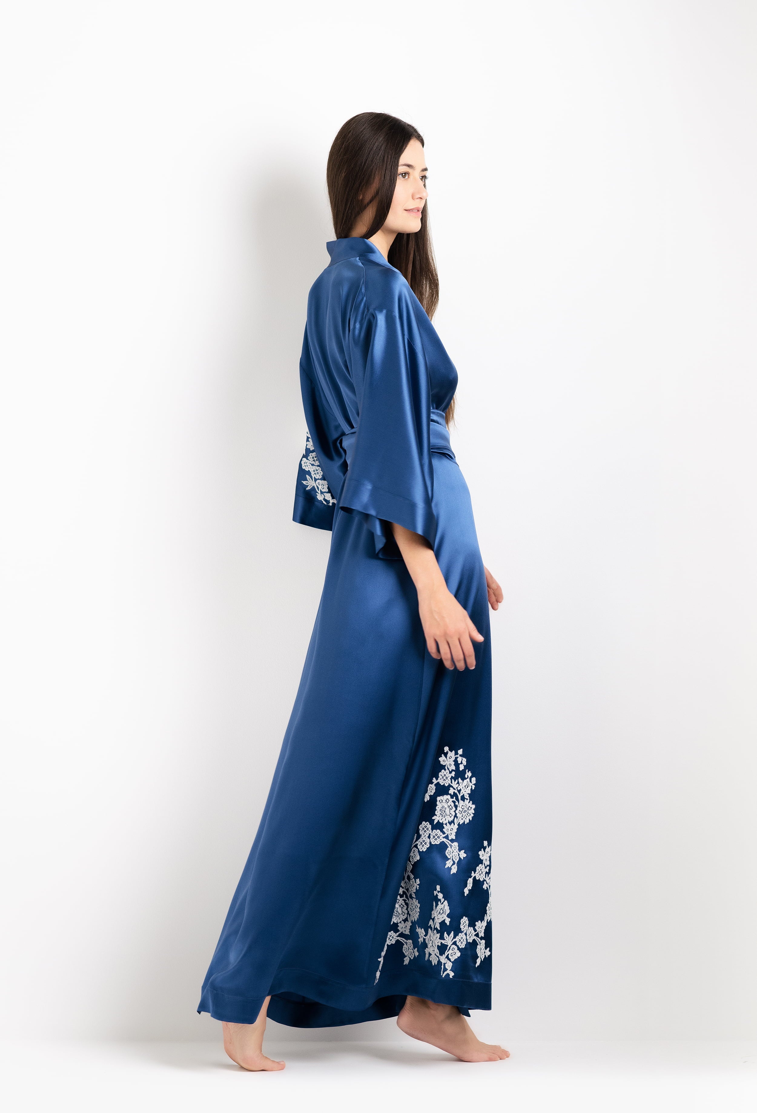 Be seduced by Carine Gilson most beautiful silk and lace collection with this Long Kimono Classic Sleeves in Azur Silk with Natural lace