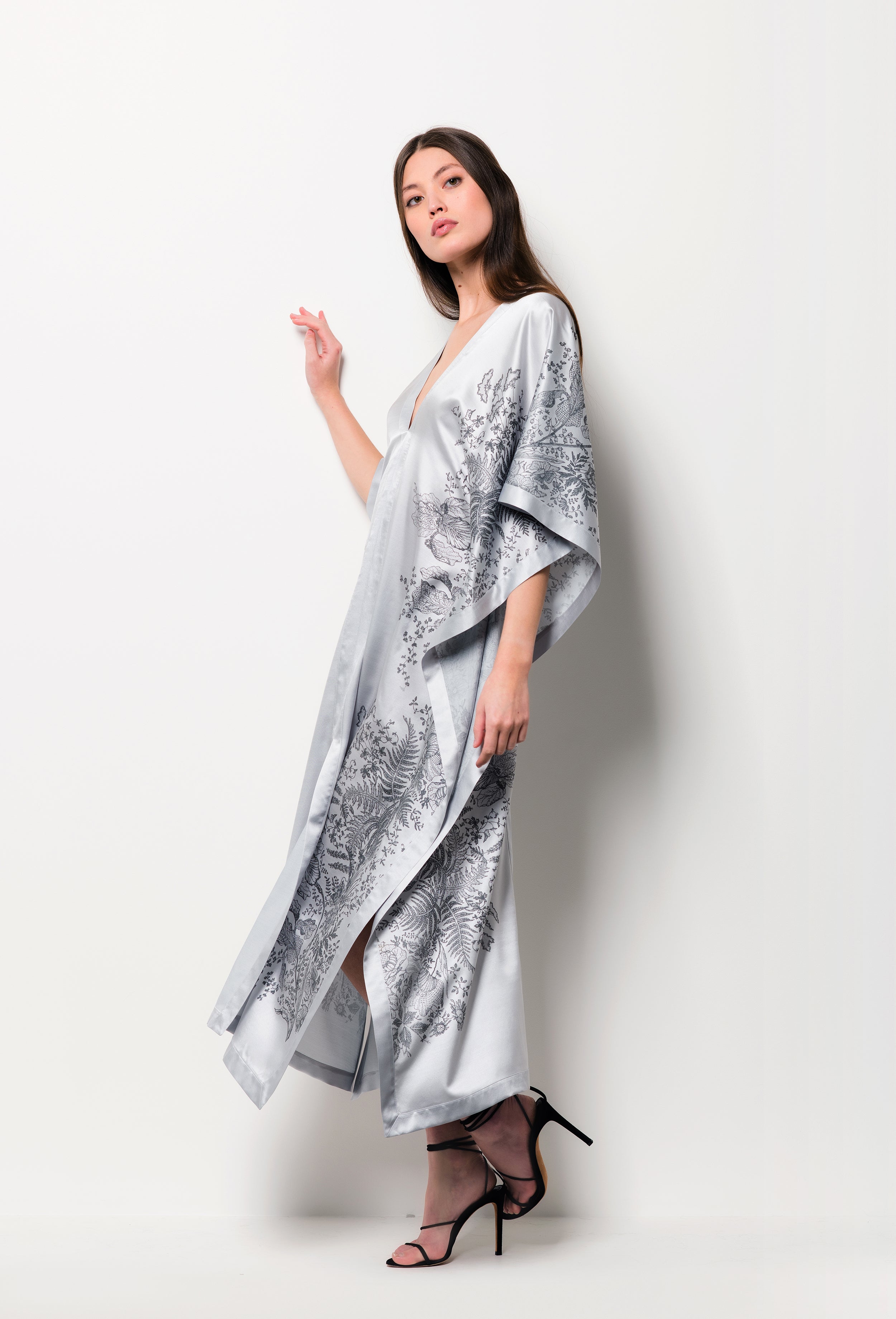 Discover the Hiver 2026-27 collection of lingerie couture from the house Carine Gilson with this Long Kaftan V Neck Back and Front in Silver print Silk