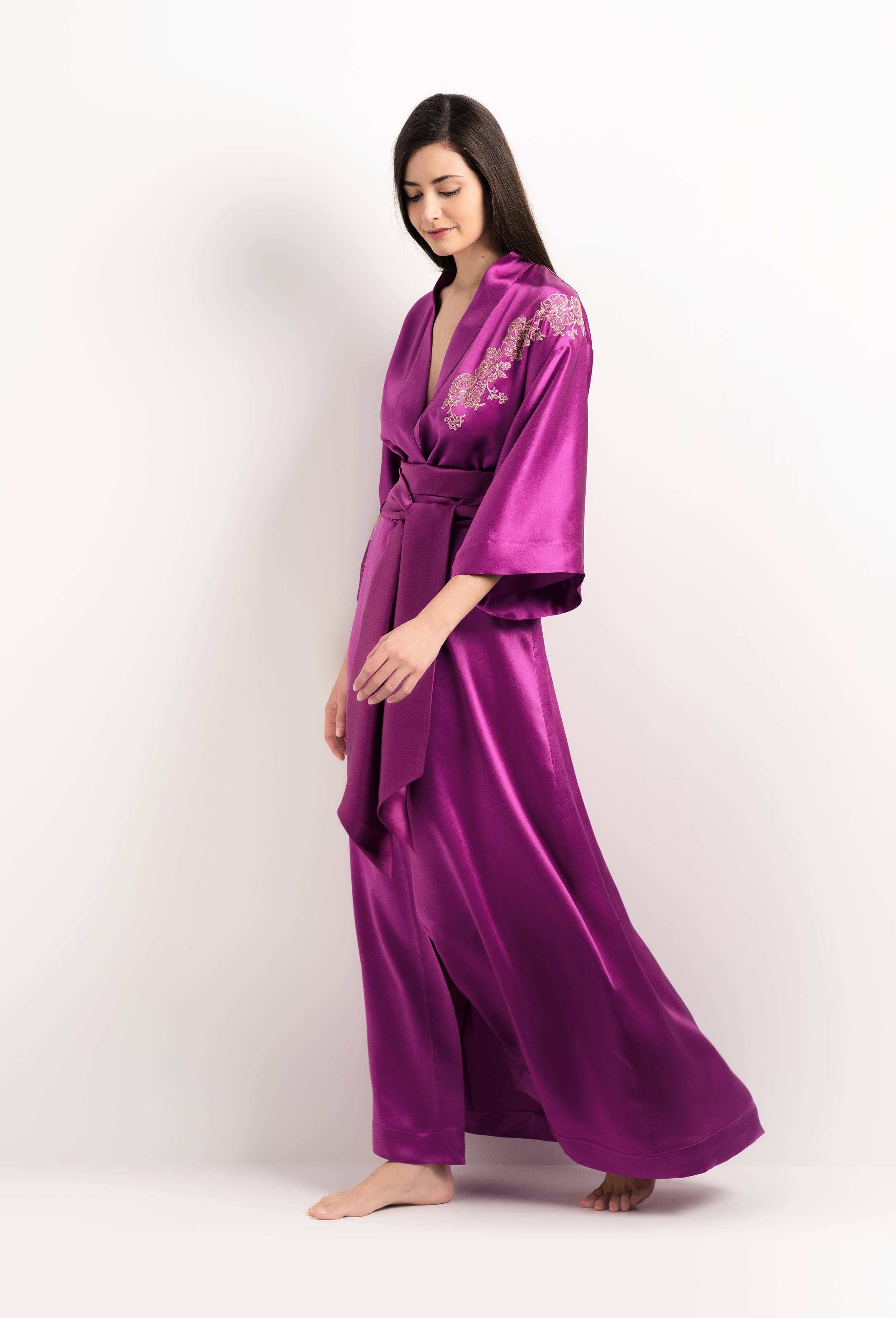 Enter Carine Gilson's world and the most beautiful silk lingerie with the 2025 Summer collection with this Long Kimono Classic Sleeves in Cassis Silk  with light rose lace