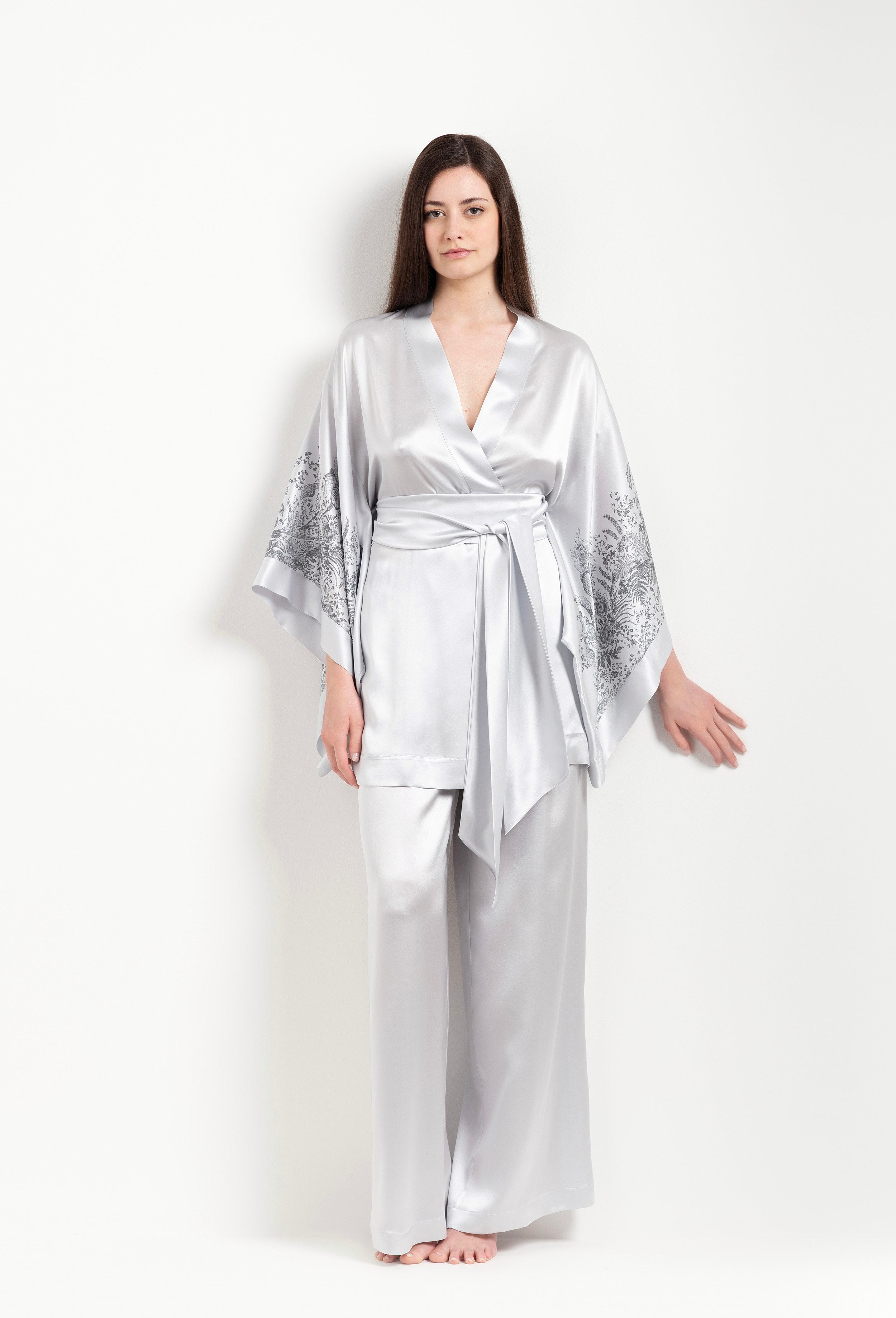 Enter Carine Gilson's world and the most beautiful silk lingerie with the Hiver 2026-27 collection with this Short Kimono Butterfly Sleeves in Silver print Silk