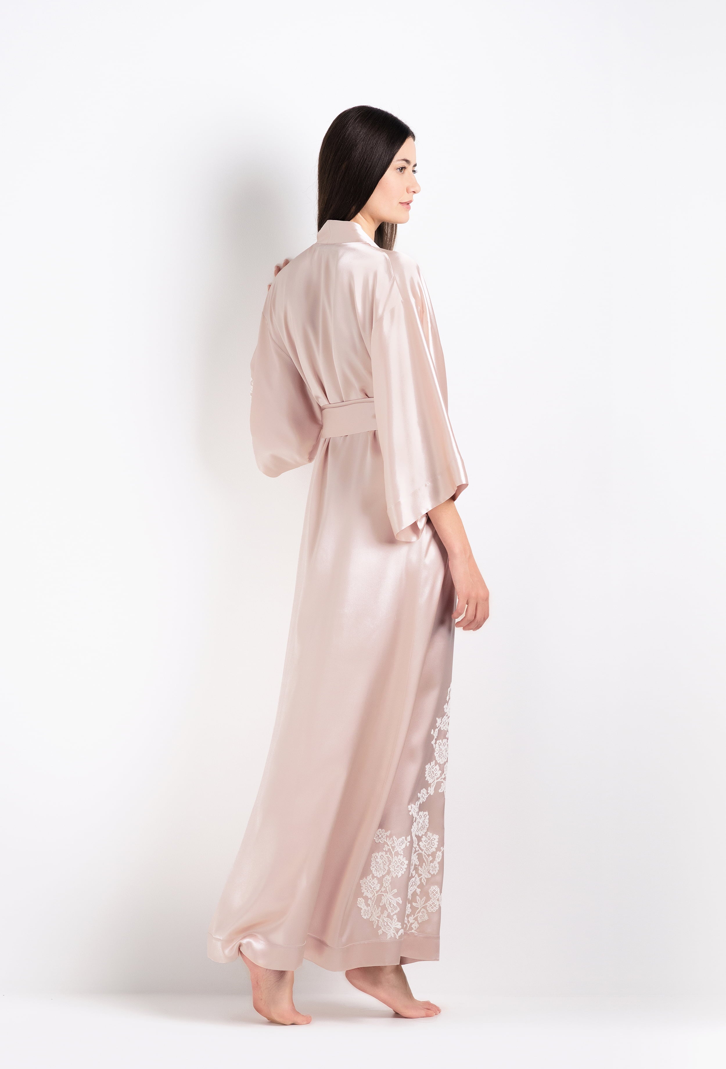 Be seduced by Carine Gilson most beautiful silk collection with this long kimono classic sleeves in silverpink silk with natural lace