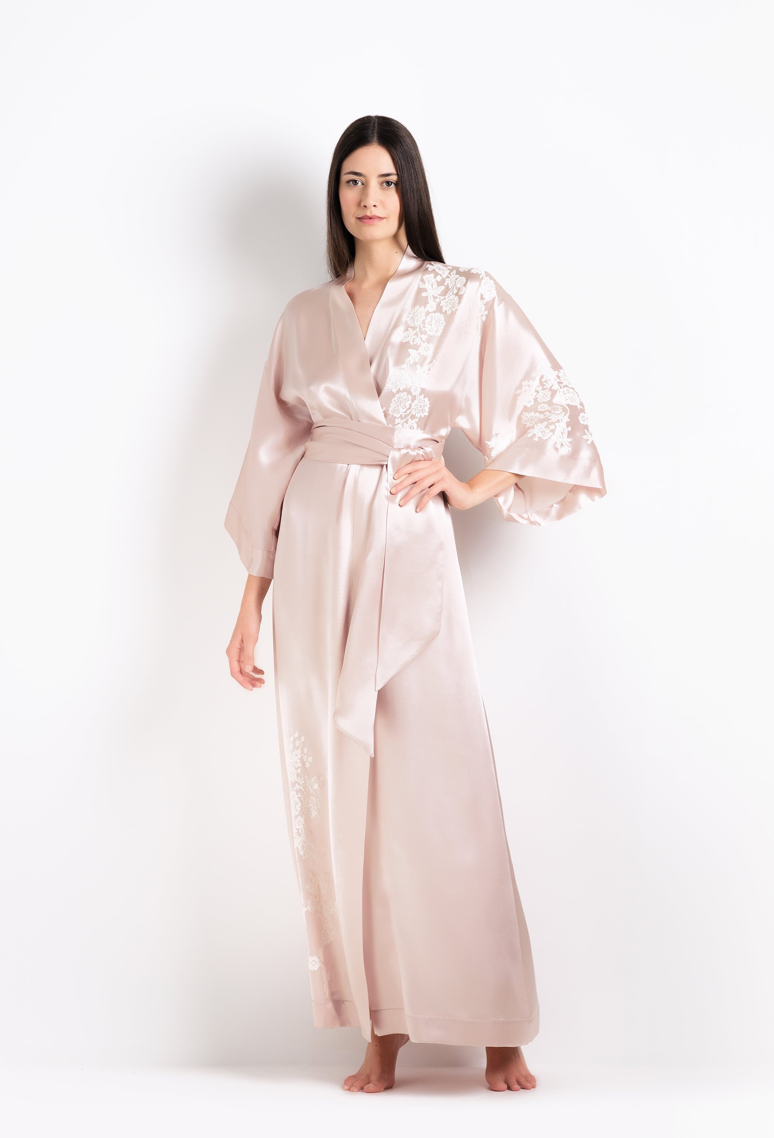 Be seduced by Carine Gilson most beautiful silk collection with this long kimono classic sleeves in silverpink silk with natural lace
