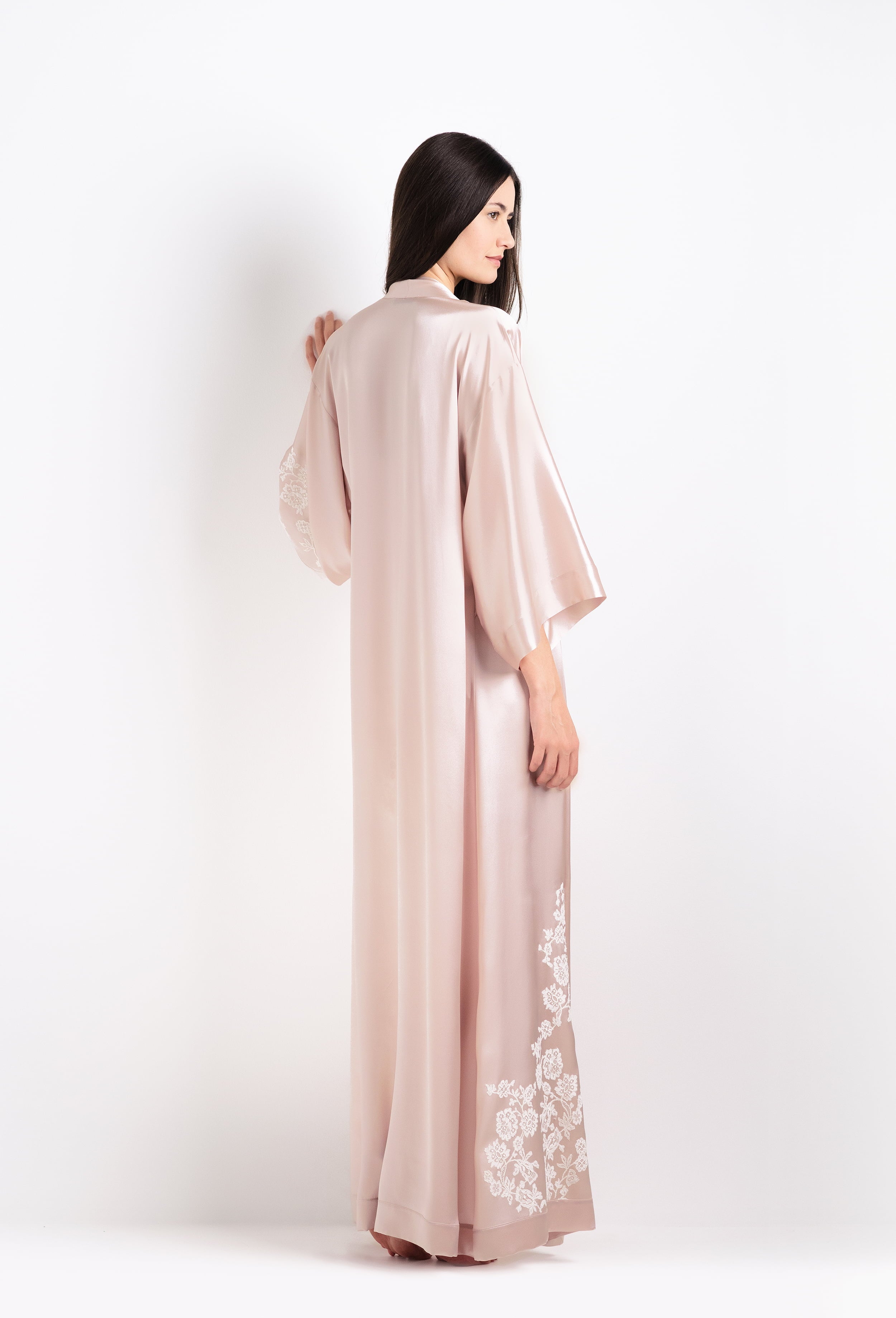 Be seduced by Carine Gilson most beautiful silk collection with this long kimono classic sleeves in silverpink silk with natural lace