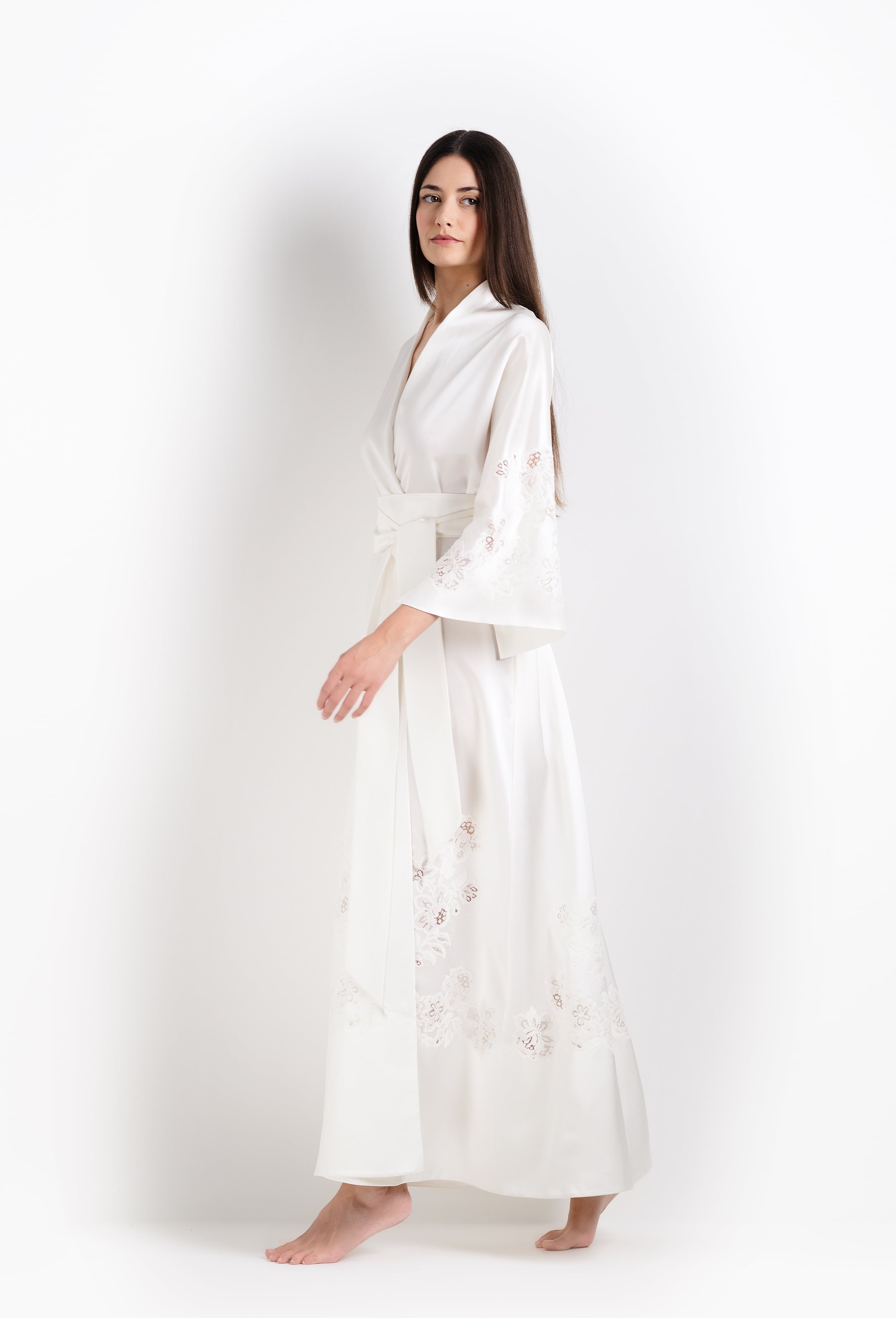 The 2026 Cruise collection from the house Carine Gilson - The most beautiful silk loungewear to be discovered with this long kimono in natural silk with natural lace