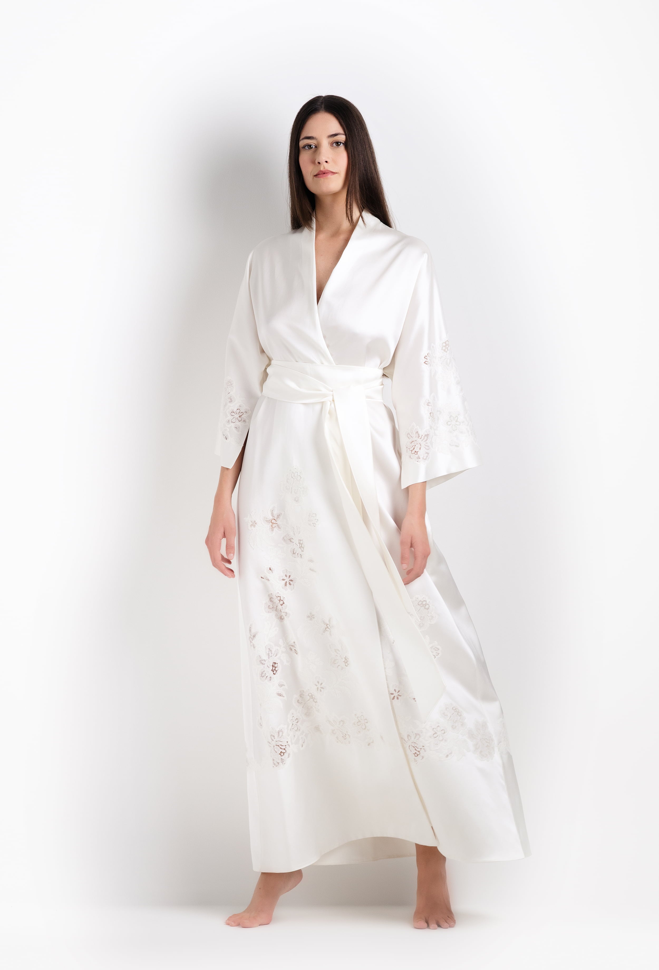 The 2026 Cruise collection from the house Carine Gilson - The most beautiful silk loungewear to be discovered with this long kimono in natural silk with natural lace