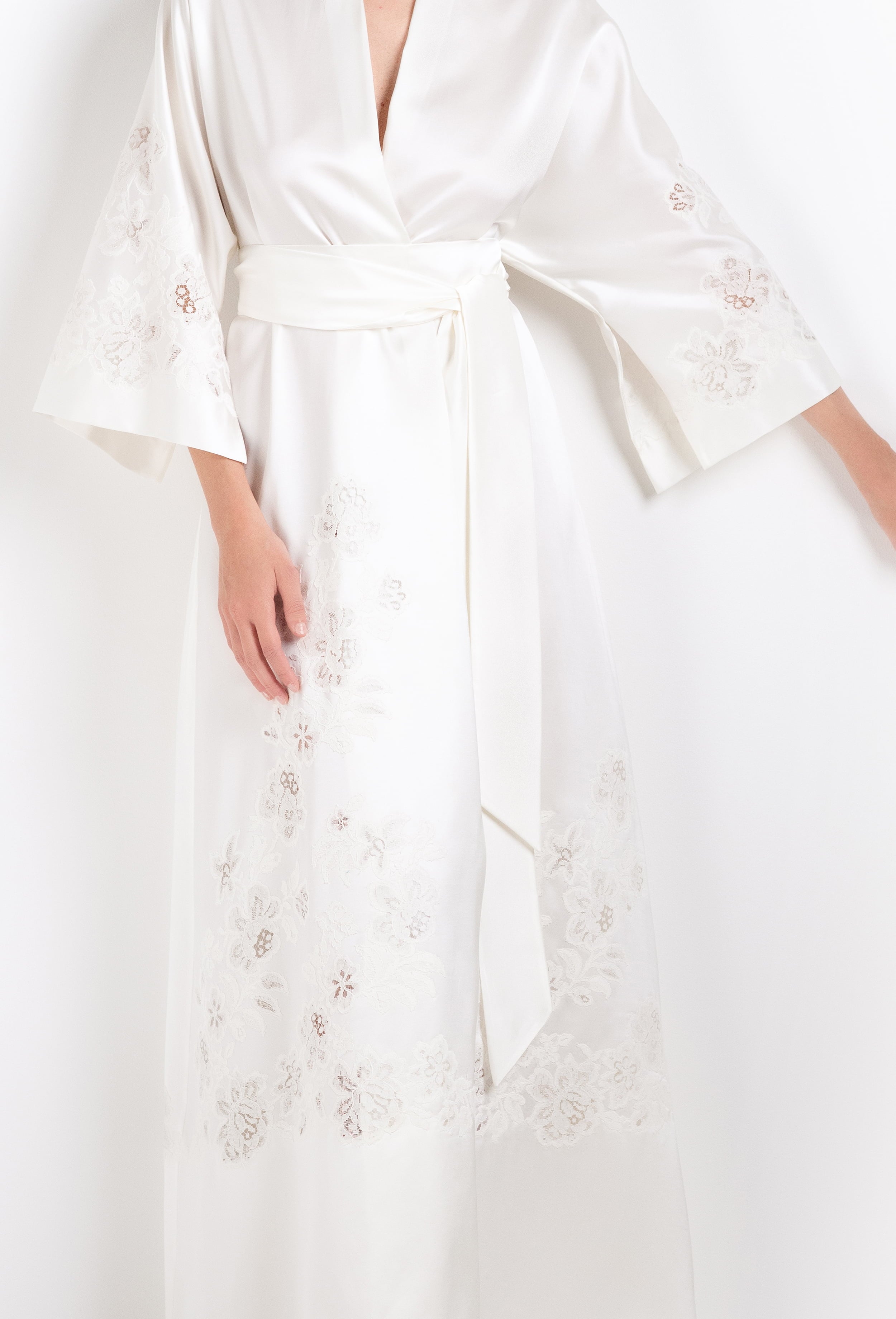 The 2026 Cruise collection from the house Carine Gilson - The most beautiful silk loungewear to be discovered with this long kimono in natural silk with natural lace