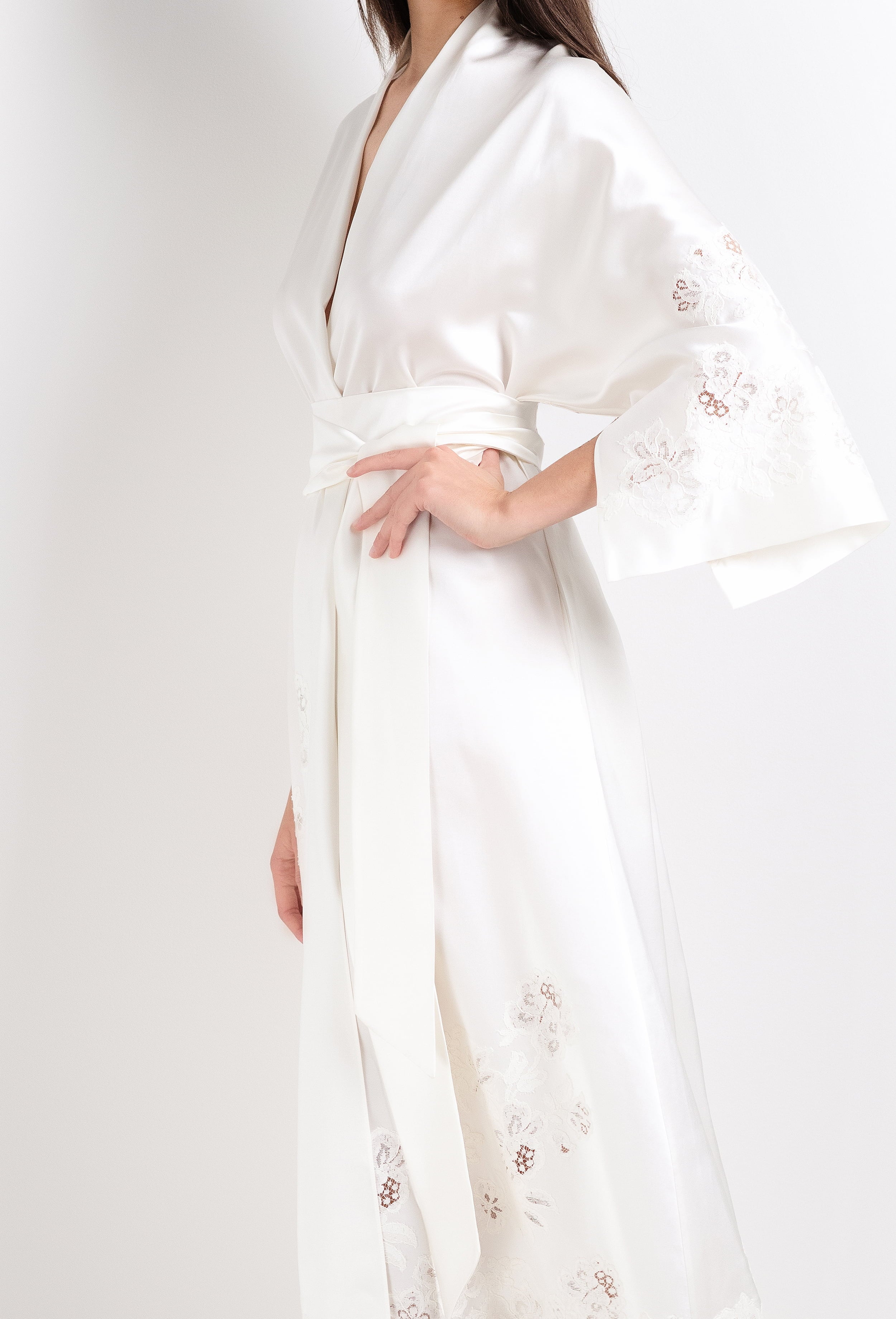 The 2026 Cruise collection from the house Carine Gilson - The most beautiful silk loungewear to be discovered with this long kimono in natural silk with natural lace
