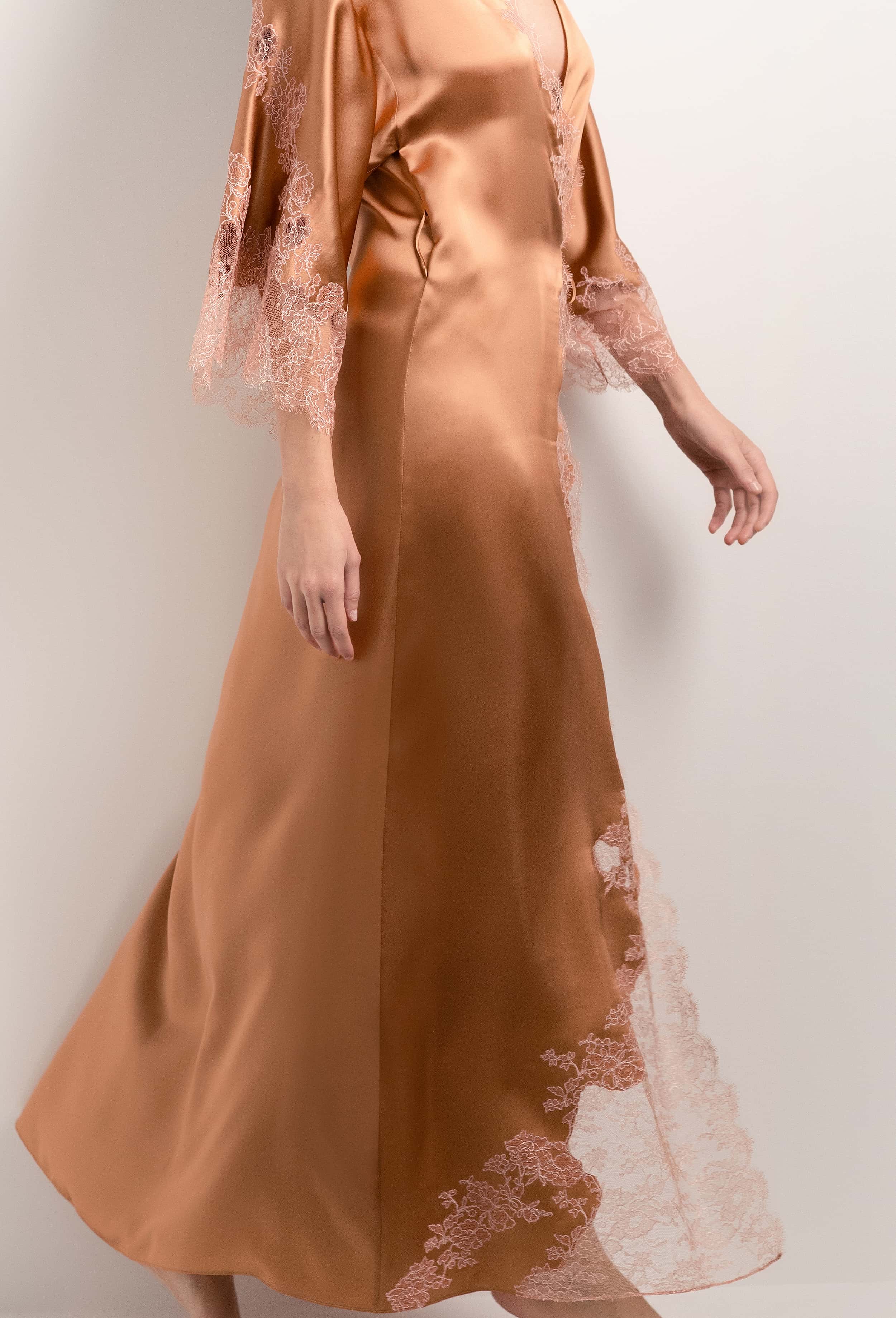 Discover the 2025 Summer collection of lingerie couture from the house Carine Gilson with this Long Kimono Classic Sleeves in Sahara tan Silk  with light rose lace