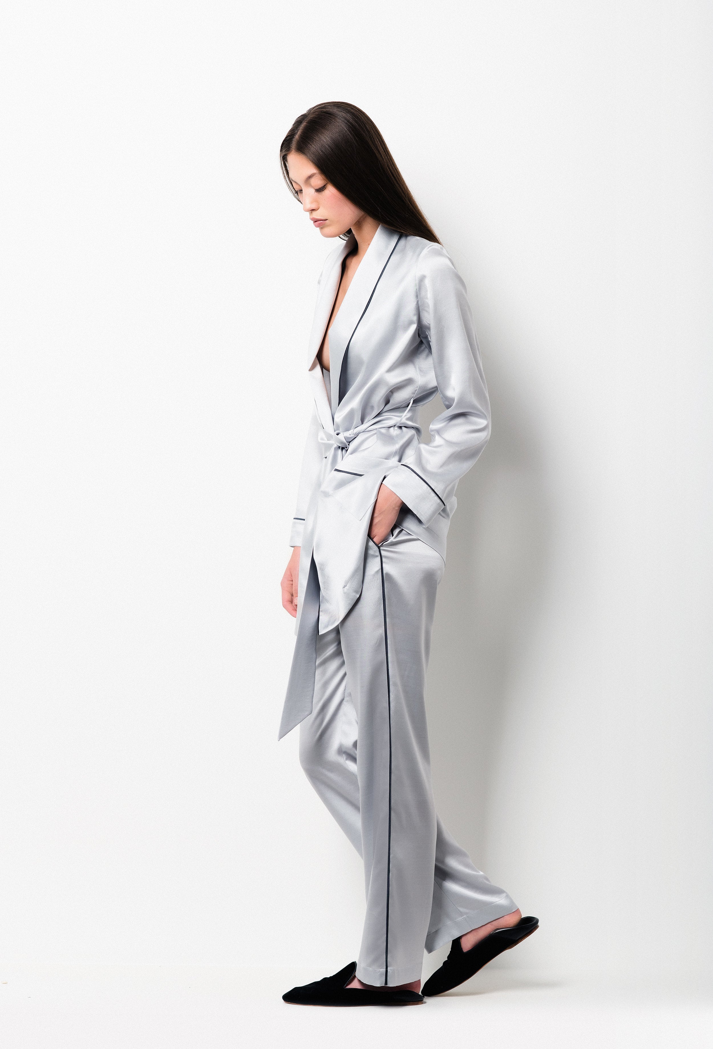 Discover the Winter 2026-27 collection of lingerie couture from the house Carine Gilson with this Short Robe Satin in Silver grey with contrast details