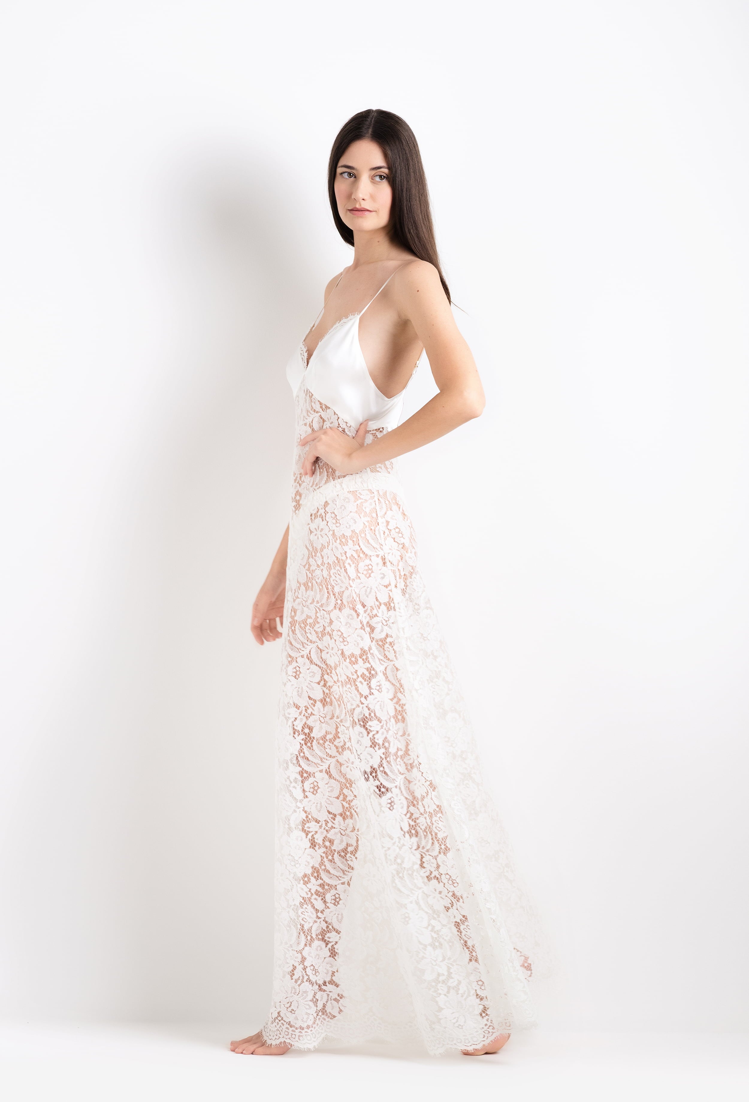 Enter Carine Gilson's world and the most beautiful silk collection with the 2026 Cruise collection with this long gown with cup in natural silk with natural lace